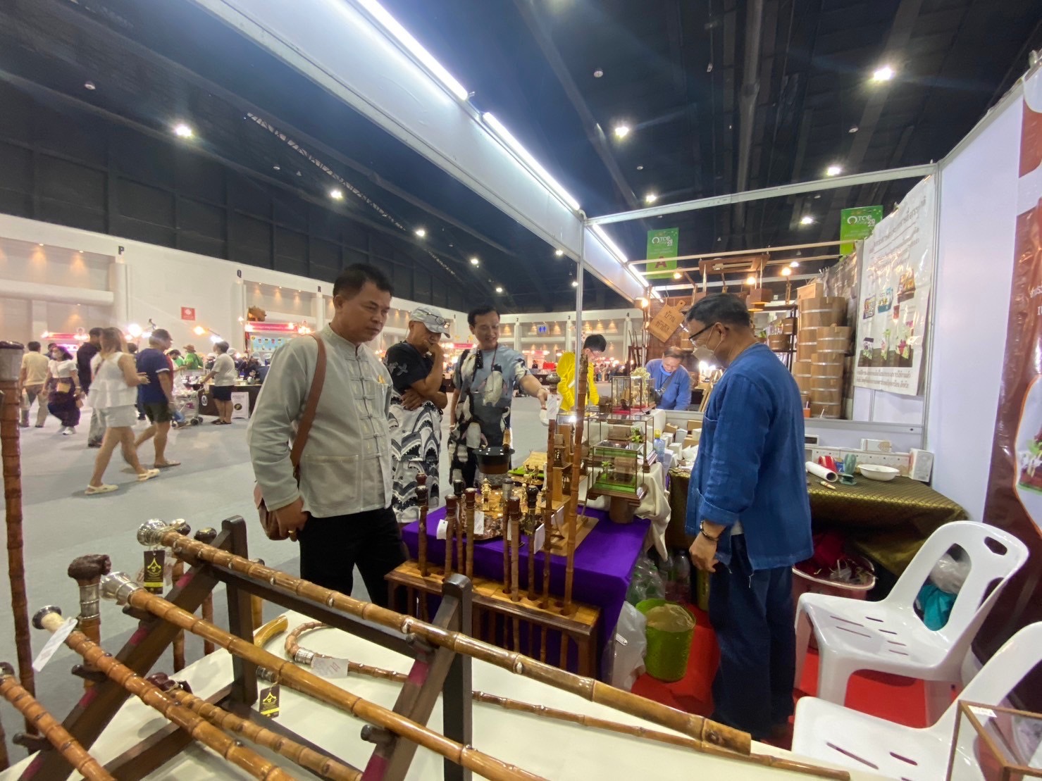 …มท.1 เยี่ยมชมและให้กำลังใจผู้ผลิต ผู้ประกอบการ OTOP ร่วมจำหน่ายสินค้างาน OTOP City 2023