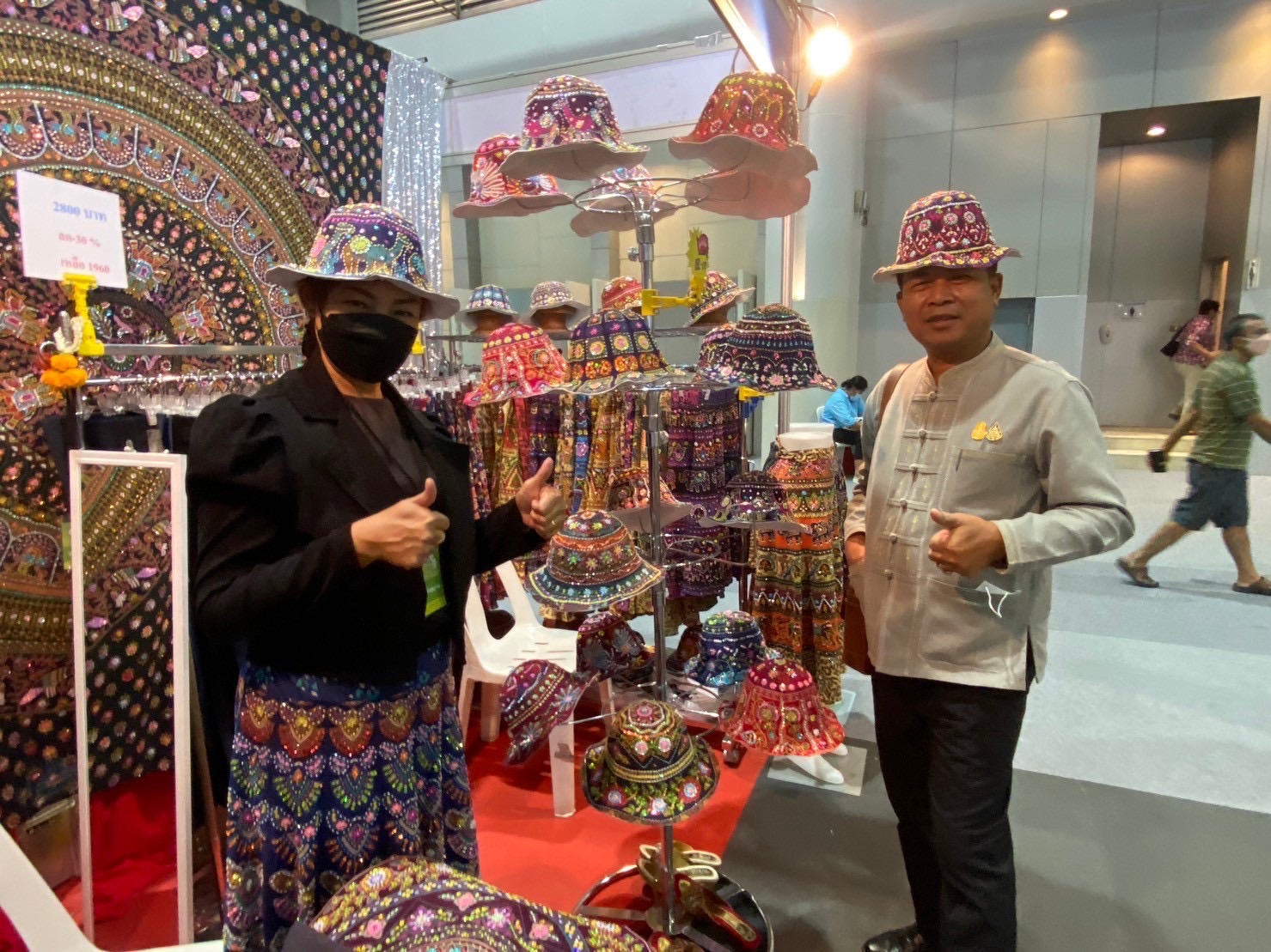 …มท.1 เยี่ยมชมและให้กำลังใจผู้ผลิต ผู้ประกอบการ OTOP ร่วมจำหน่ายสินค้างาน OTOP City 2023