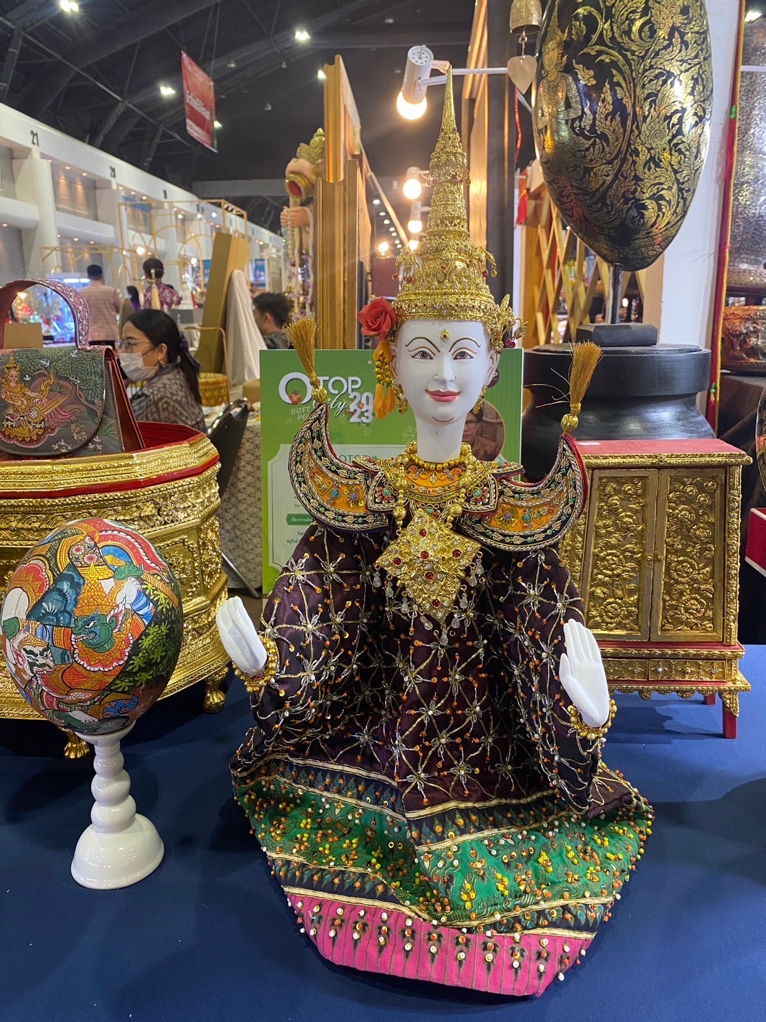 …มท.1 เยี่ยมชมและให้กำลังใจผู้ผลิต ผู้ประกอบการ OTOP ร่วมจำหน่ายสินค้างาน OTOP City 2023