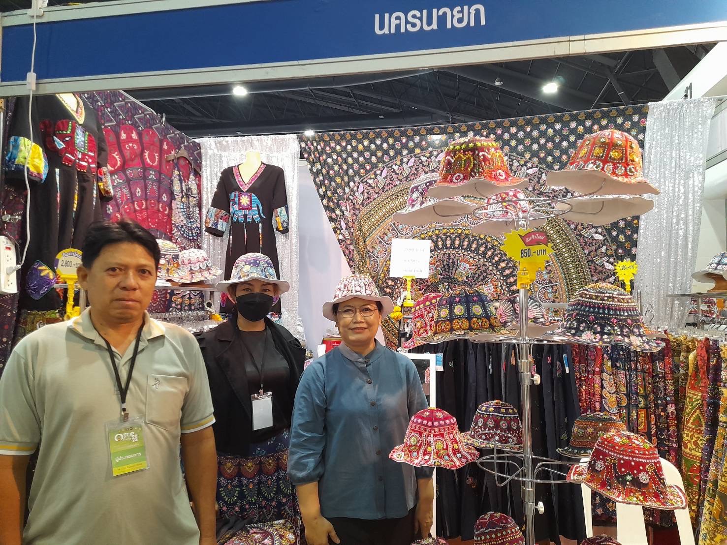 …มท.1 เยี่ยมชมและให้กำลังใจผู้ผลิต ผู้ประกอบการ OTOP ร่วมจำหน่ายสินค้างาน OTOP City 2023