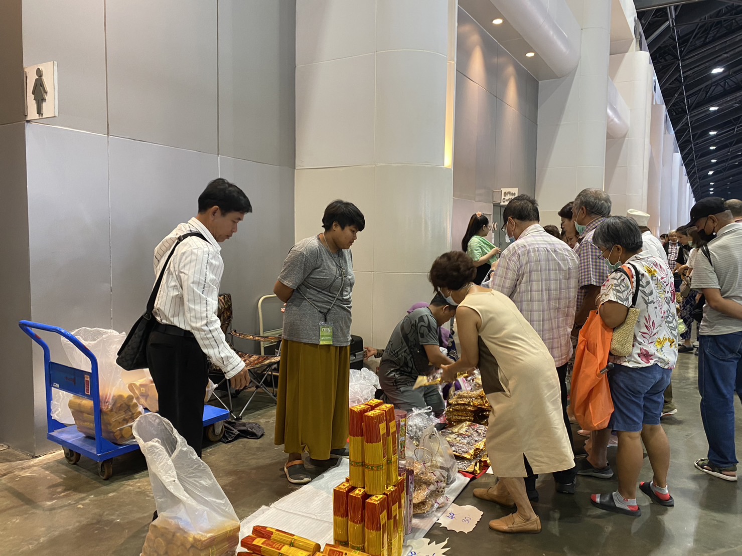 📣📣พช.นครนายก ร่วมให้กำลังใจผู้ผลิต ผู้ประกอบการ OTOP ร่วมจำหน่ายสินค้างาน OTOP City 2023