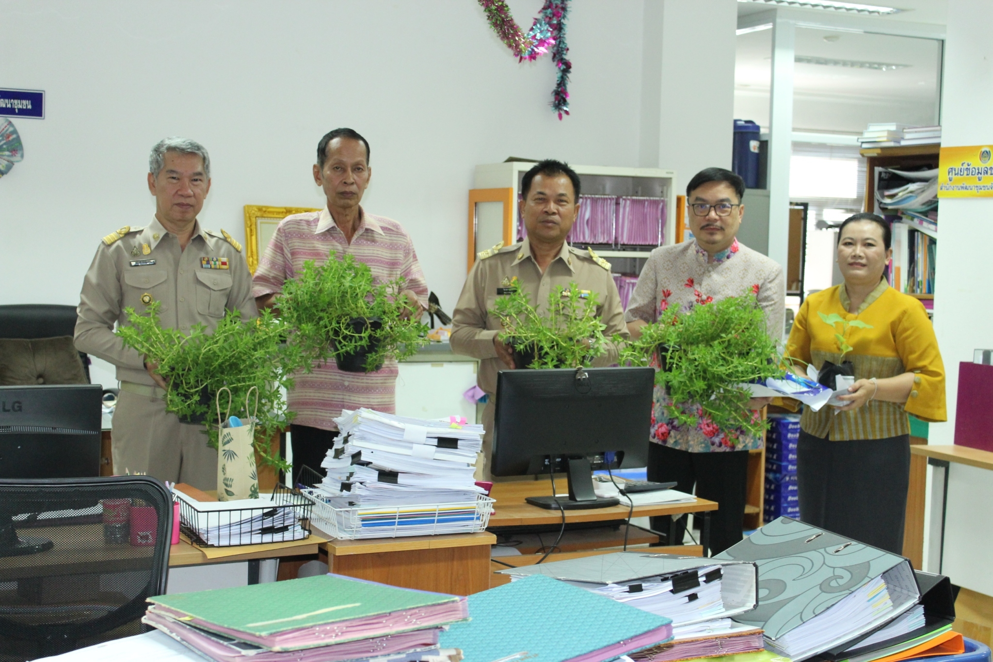 …พช. นครนายก ร่วมแบ่งปันพันธุ์ผัก “ปลูกด้วยรัก ผักสีเขียว” ตามแนวทางการน้อมนำแนวพระราชดำริของสมเด็จพระกนิษฐาธิราชเจ้า กรมสมเด็จพระเทพรัตนราชสุดาฯ สยามบรมราชกุมารี สู่ปฏิบัติการปลูกผักสวนครัว เพื่อสร้างความมั่นคงทางอาหาร 🌱 🌱 🌱