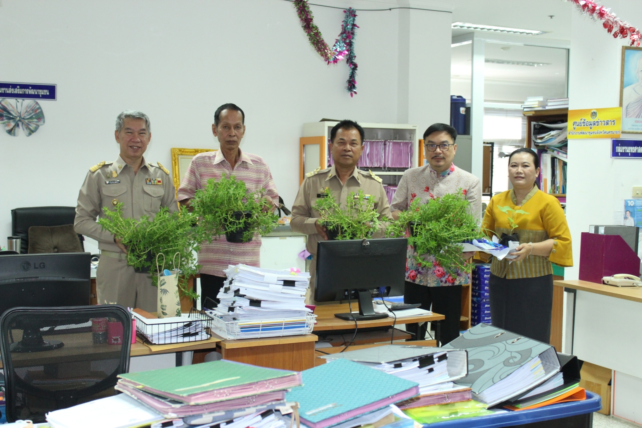 …พช. นครนายก ร่วมแบ่งปันพันธุ์ผัก “ปลูกด้วยรัก ผักสีเขียว” ตามแนวทางการน้อมนำแนวพระราชดำริของสมเด็จพระกนิษฐาธิราชเจ้า กรมสมเด็จพระเทพรัตนราชสุดาฯ สยามบรมราชกุมารี สู่ปฏิบัติการปลูกผักสวนครัว เพื่อสร้างความมั่นคงทางอาหาร 🌱 🌱 🌱