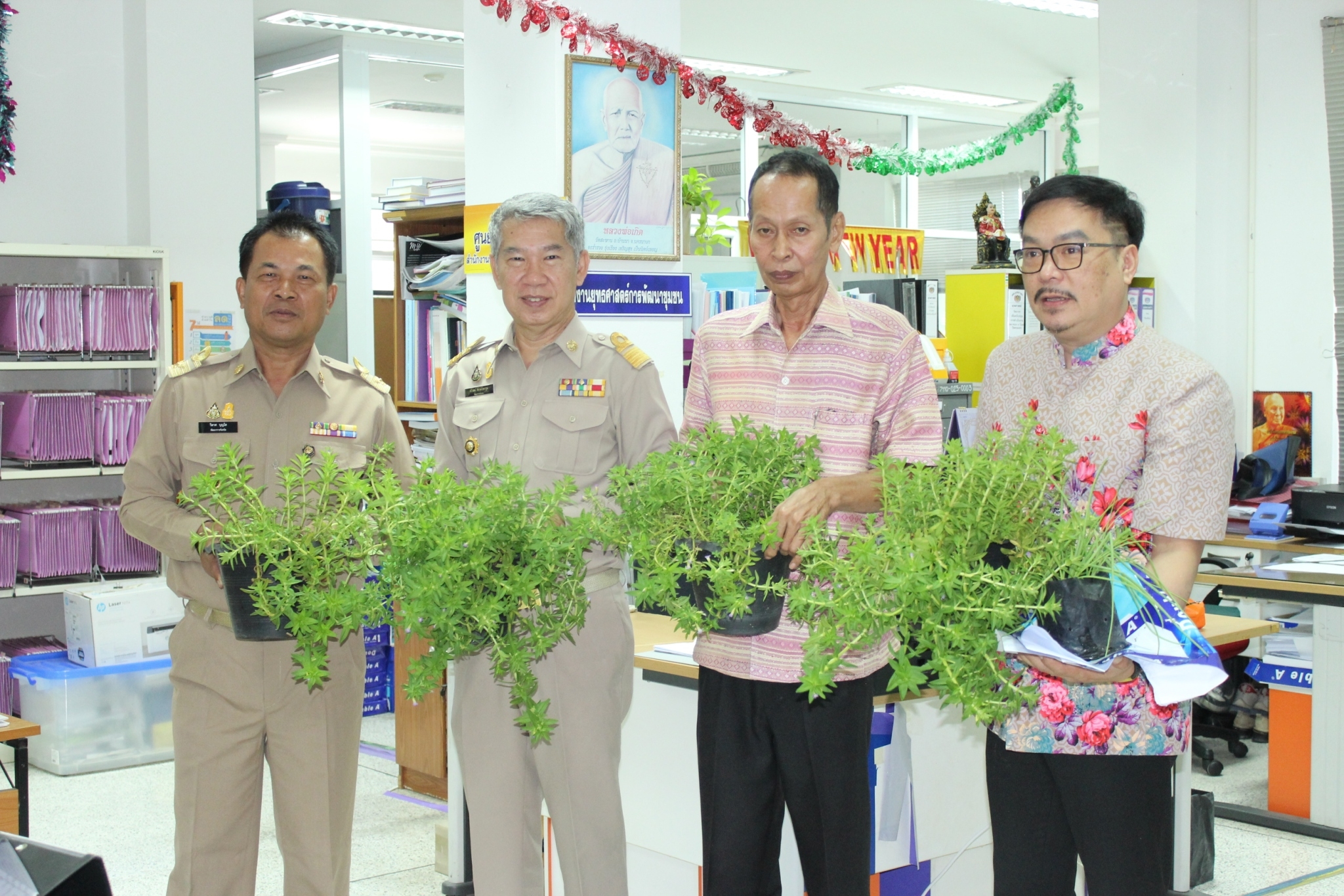 …พช. นครนายก ร่วมแบ่งปันพันธุ์ผัก “ปลูกด้วยรัก ผักสีเขียว” ตามแนวทางการน้อมนำแนวพระราชดำริของสมเด็จพระกนิษฐาธิราชเจ้า กรมสมเด็จพระเทพรัตนราชสุดาฯ สยามบรมราชกุมารี สู่ปฏิบัติการปลูกผักสวนครัว เพื่อสร้างความมั่นคงทางอาหาร 🌱 🌱 🌱