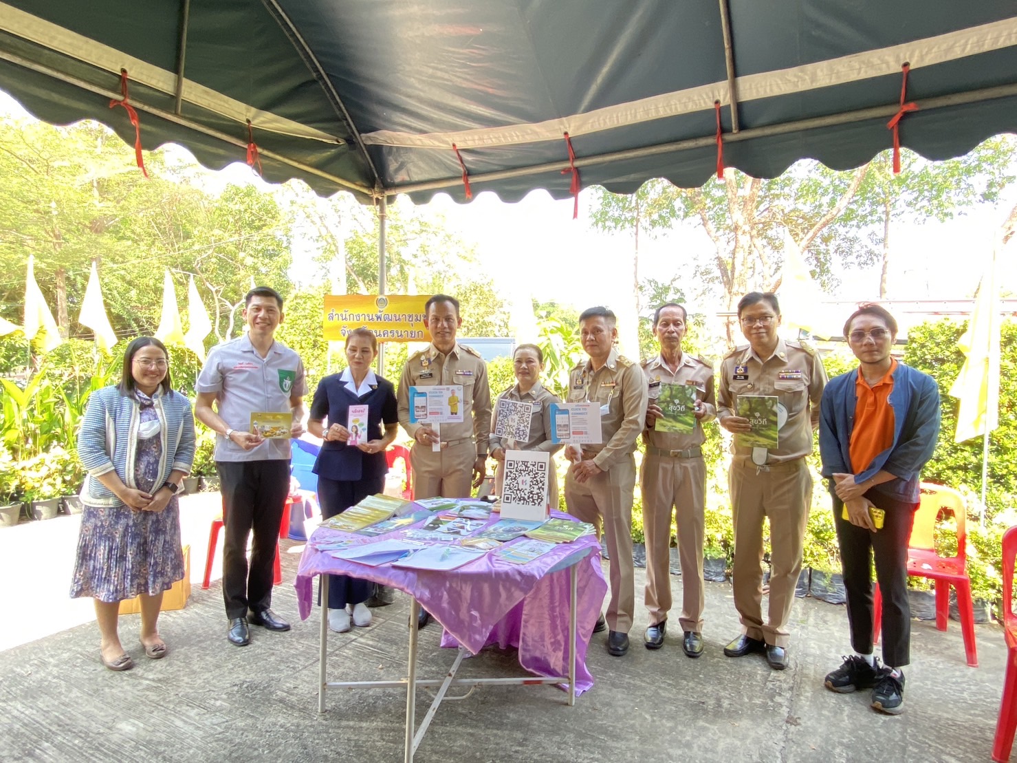 …พ่อเมืองนครนายกนำทีม สพจ./สพอ.ร่วมประชาสัมพันธ์ Application “Click ชุมชน” เรียน รู้ ดู เที่ยว ทั่วไทย แอพเดียวจบ ครบเรื่องชุมชน ในโครงการ “หน่วยบำบัดทุกข์ บำรุงสุข สร้างรอยยิ้มและความปรองดองสมานฉันท์ให้ประชาชนจังหวัดนครนายก”