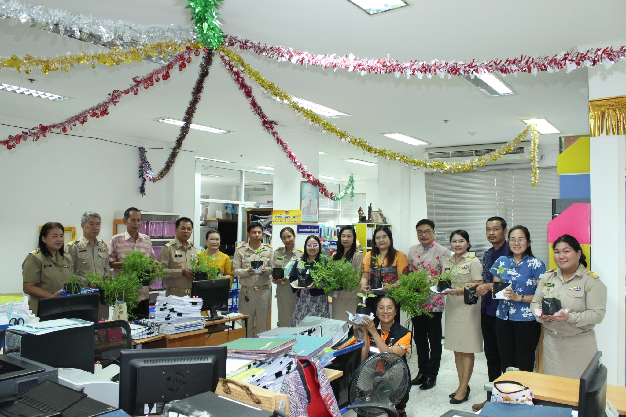 …พช. นครนายก ร่วมแบ่งปันพันธุ์ผัก “ปลูกด้วยรัก ผักสีเขียว” ตามแนวทางการน้อมนำแนวพระราชดำริของสมเด็จพระกนิษฐาธิราชเจ้า กรมสมเด็จพระเทพรัตนราชสุดาฯ สยามบรมราชกุมารี สู่ปฏิบัติการปลูกผักสวนครัว เพื่อสร้างความมั่นคงทางอาหาร 🌱 🌱 🌱