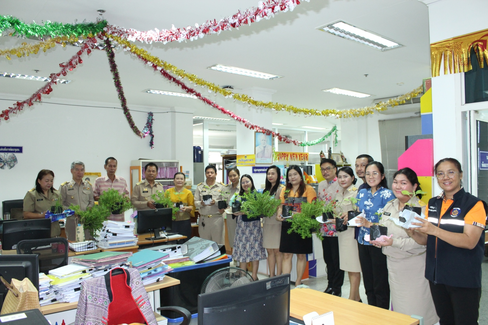 …พช. นครนายก ร่วมแบ่งปันพันธุ์ผัก “ปลูกด้วยรัก ผักสีเขียว” ตามแนวทางการน้อมนำแนวพระราชดำริของสมเด็จพระกนิษฐาธิราชเจ้า กรมสมเด็จพระเทพรัตนราชสุดาฯ สยามบรมราชกุมารี สู่ปฏิบัติการปลูกผักสวนครัว เพื่อสร้างความมั่นคงทางอาหาร 🌱 🌱 🌱