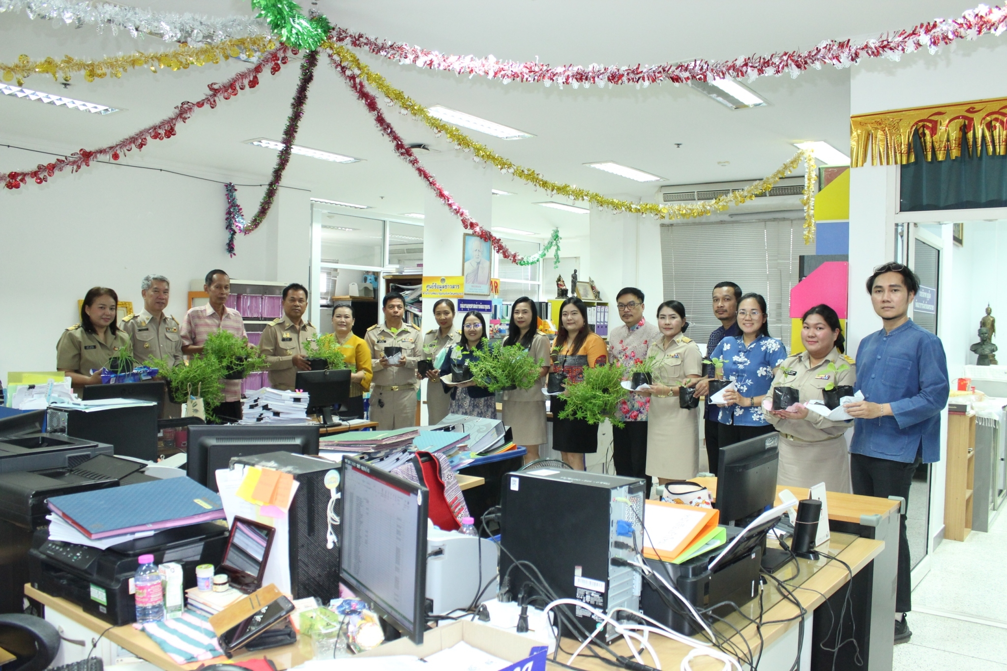 …พช. นครนายก ร่วมแบ่งปันพันธุ์ผัก “ปลูกด้วยรัก ผักสีเขียว” ตามแนวทางการน้อมนำแนวพระราชดำริของสมเด็จพระกนิษฐาธิราชเจ้า กรมสมเด็จพระเทพรัตนราชสุดาฯ สยามบรมราชกุมารี สู่ปฏิบัติการปลูกผักสวนครัว เพื่อสร้างความมั่นคงทางอาหาร 🌱 🌱 🌱