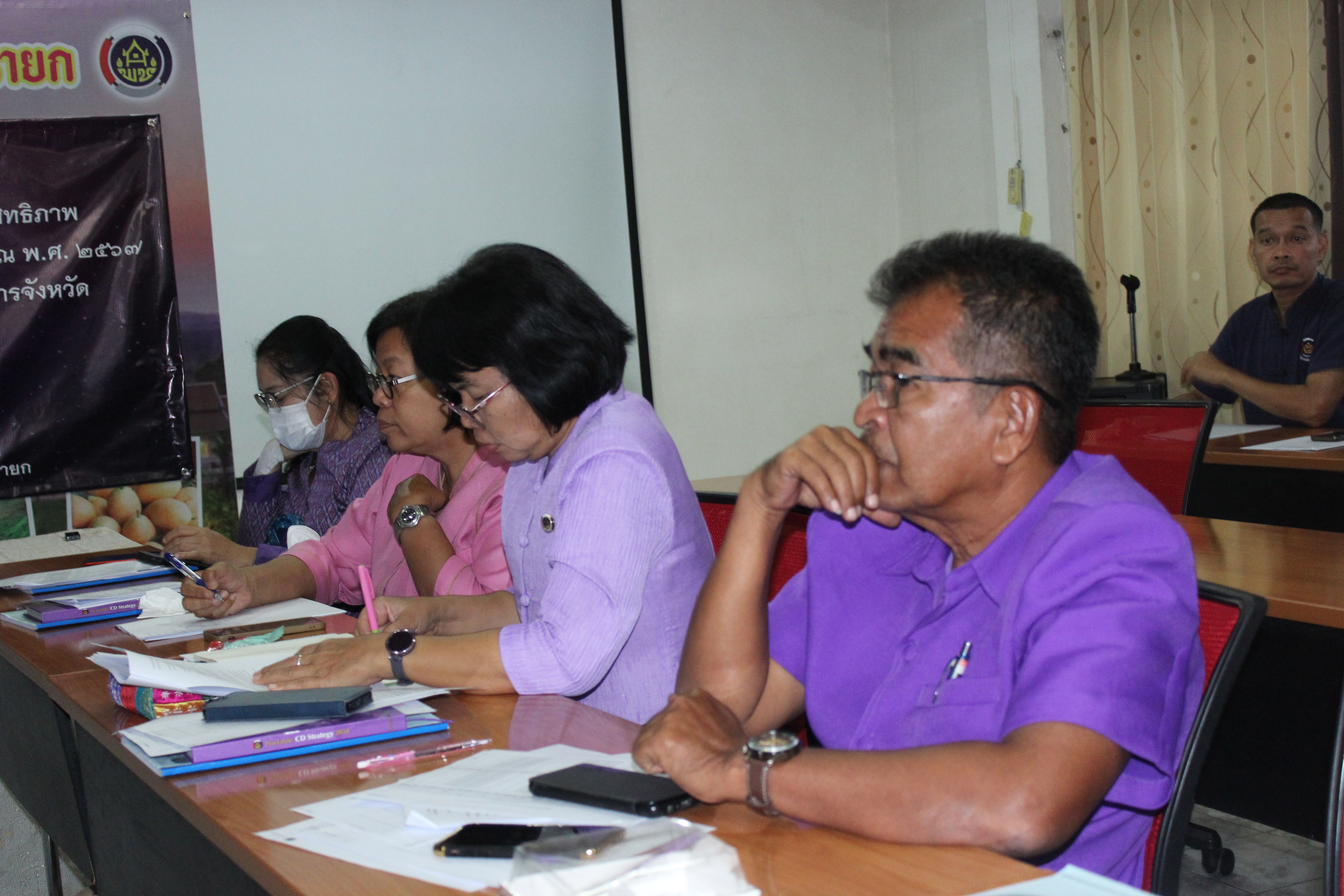 …สำนักงานพัฒนาชุมชนจังหวัดนครนายกดำเนินการประชุมชี้แจงการดำเนินงานตามมาตรการปรับปรุงประสิทธิภาพในการปฏิบัติราชการของกรมการพัฒนาชุมชน  ประจำปีงบประมาณ พ.ศ. 2567 และพิธีลงนามคำรับรองการปฏิบัติราชการระหว่างพัฒนาการจังหวัด กับผู้อำนวยการกลุ่มงาน และพัฒนาการอำเภอ