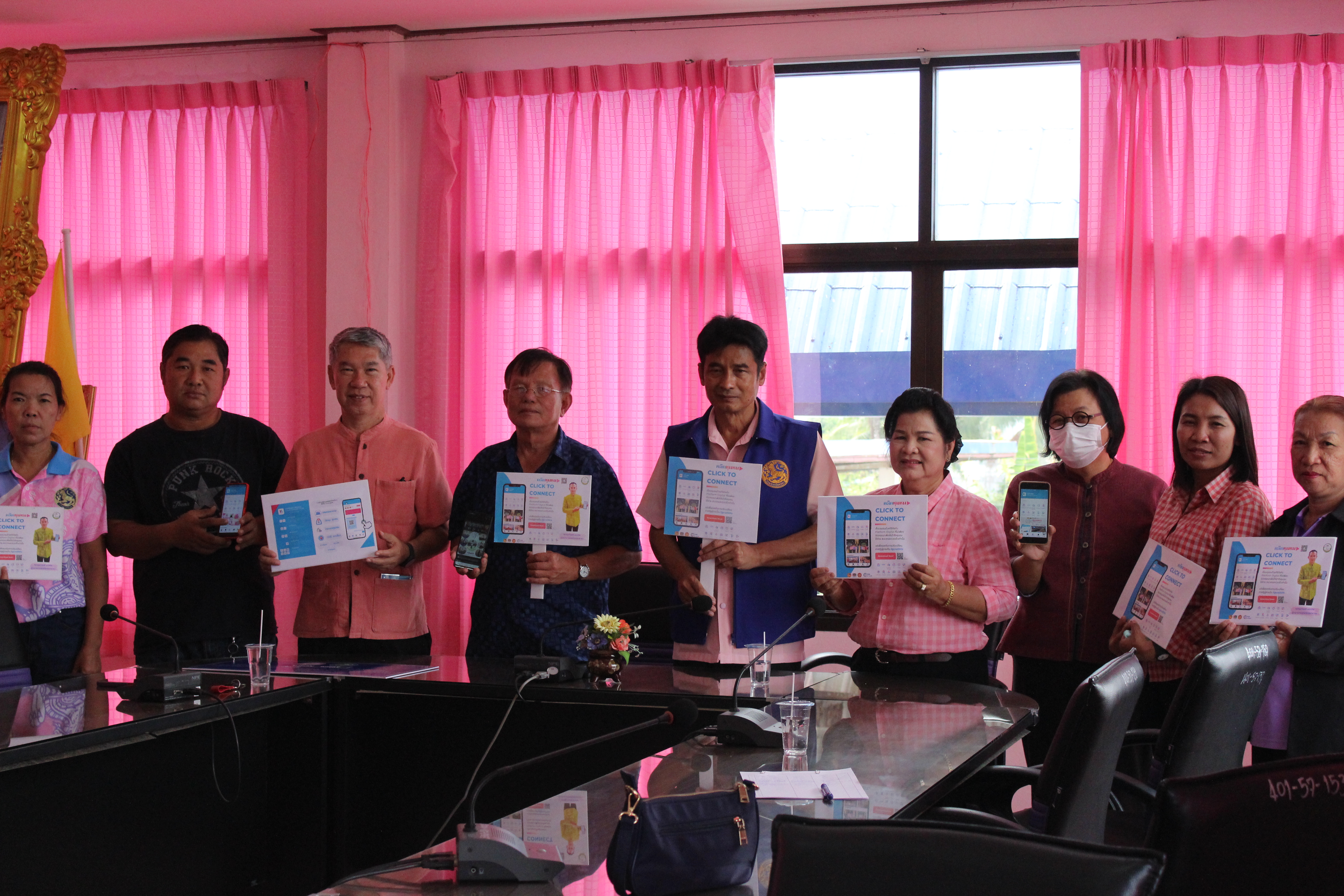 …พช.นครนายก นำทีมผู้บริหาร อบต.โคกกรวด ร่วมประชาสัมพันธ์ Application “Click ชุมชน” เรียน รู้ ดู เที่ยว ทั่วไทย แอพเดียวจบ ครบเรื่องชุมชน