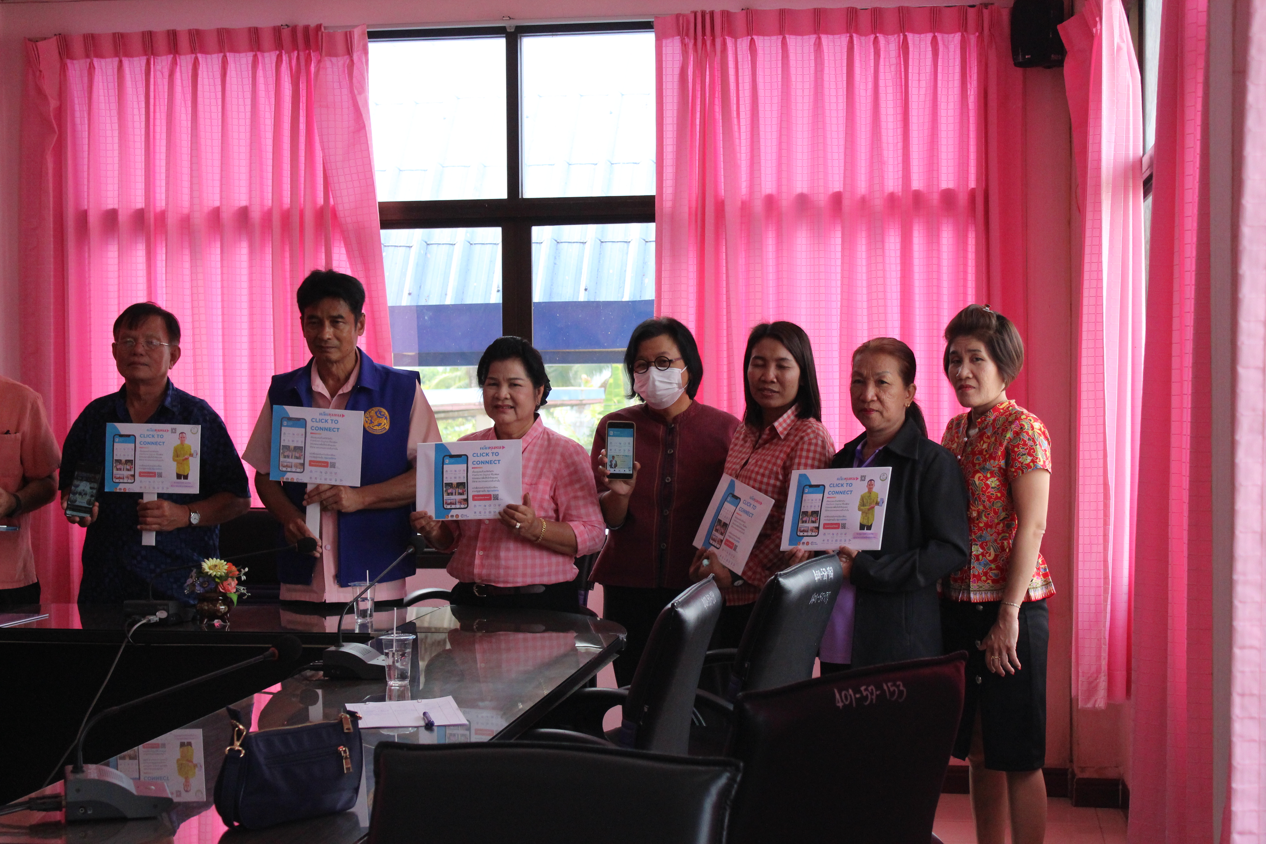 …พช.นครนายก นำทีมผู้บริหาร อบต.โคกกรวด ร่วมประชาสัมพันธ์ Application “Click ชุมชน” เรียน รู้ ดู เที่ยว ทั่วไทย แอพเดียวจบ ครบเรื่องชุมชน