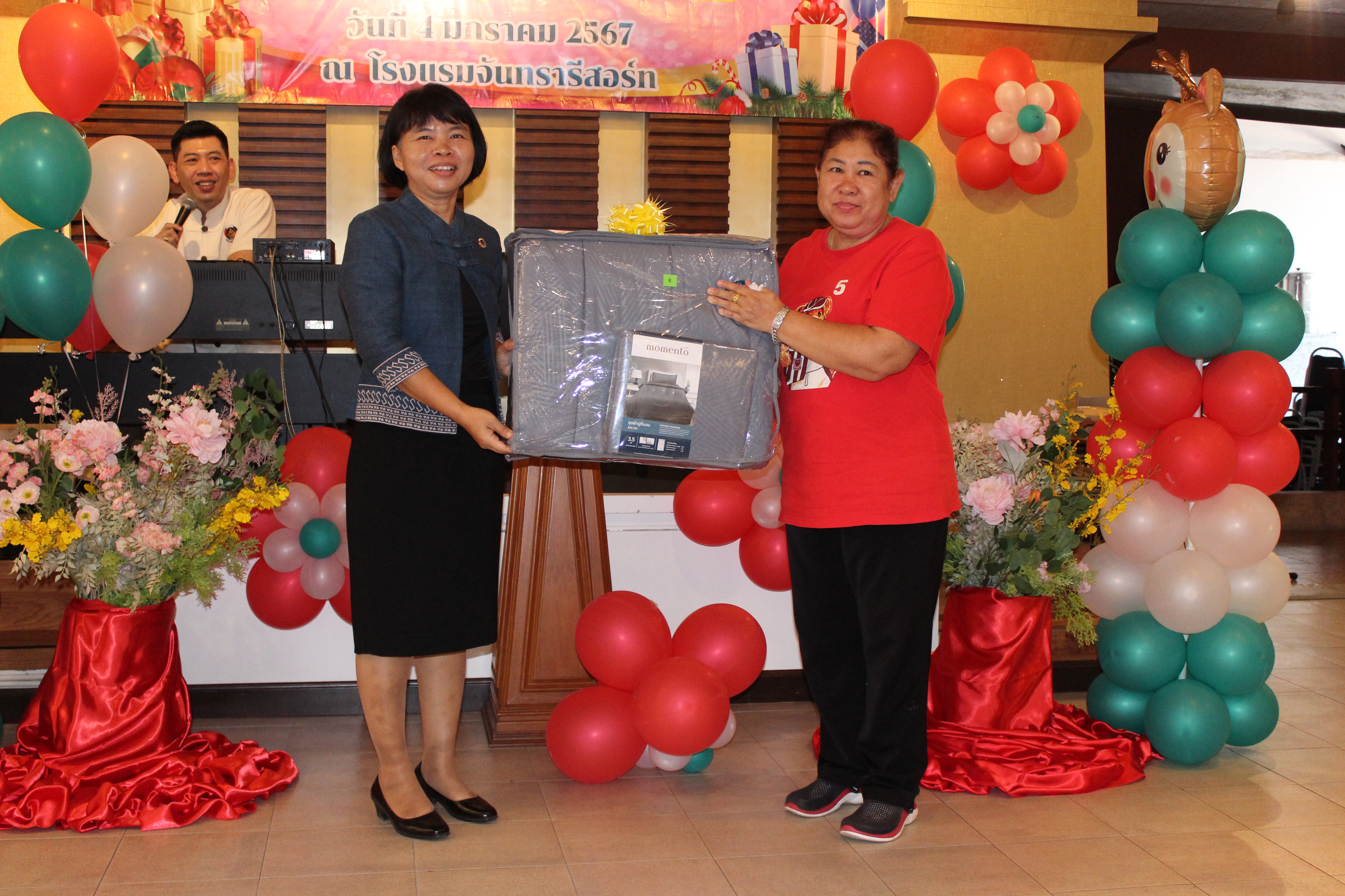 …พช.นครนายก ร่วมรับประทานอาหารและแลกเปลี่ยนของขวัญเนื่องในเทศกาลปีใหม่ 2567