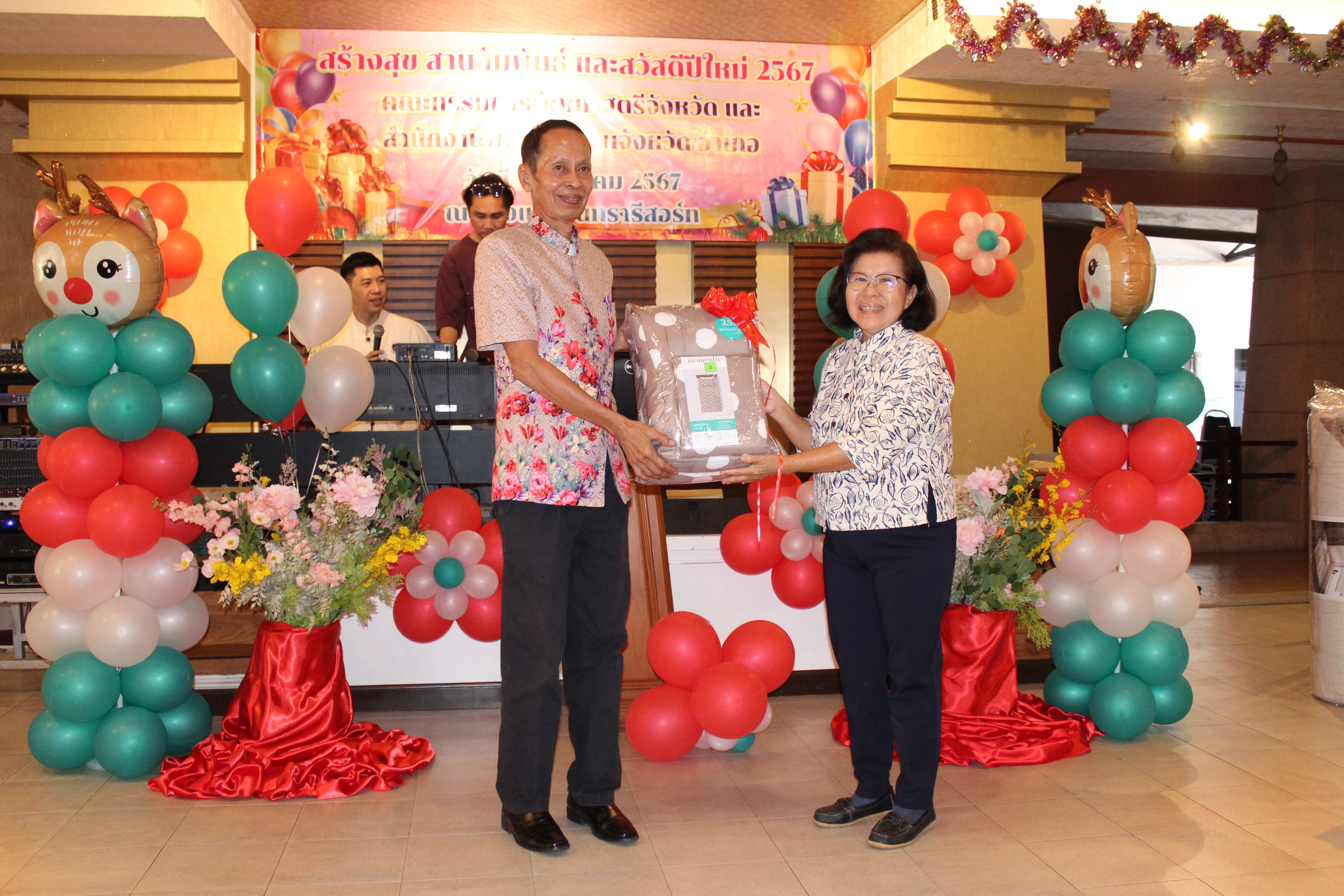 …พช.นครนายก ร่วมรับประทานอาหารและแลกเปลี่ยนของขวัญเนื่องในเทศกาลปีใหม่ 2567