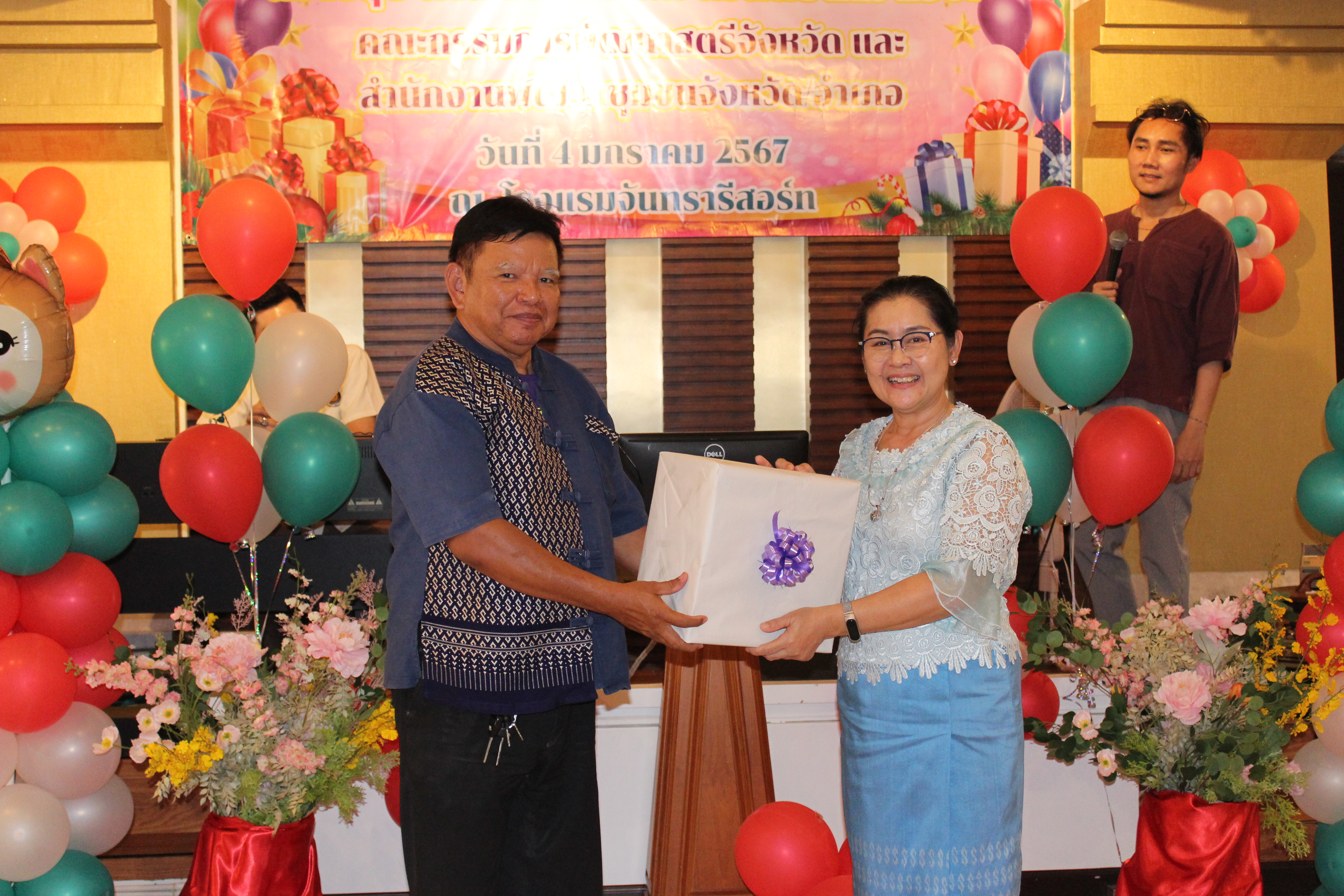 …พช.นครนายก ร่วมรับประทานอาหารและแลกเปลี่ยนของขวัญเนื่องในเทศกาลปีใหม่ 2567