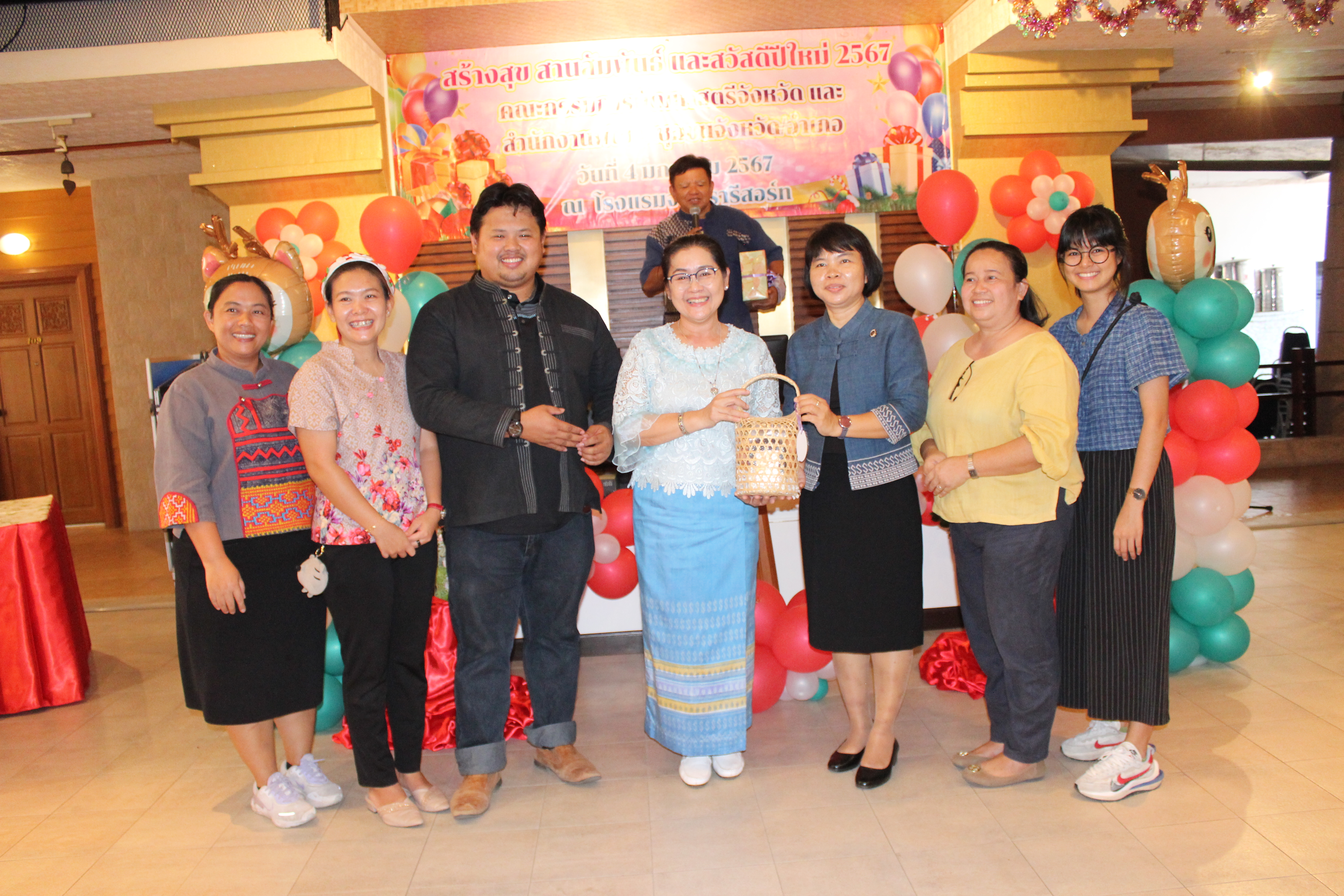 …พช.นครนายก ร่วมรับประทานอาหารและแลกเปลี่ยนของขวัญเนื่องในเทศกาลปีใหม่ 2567