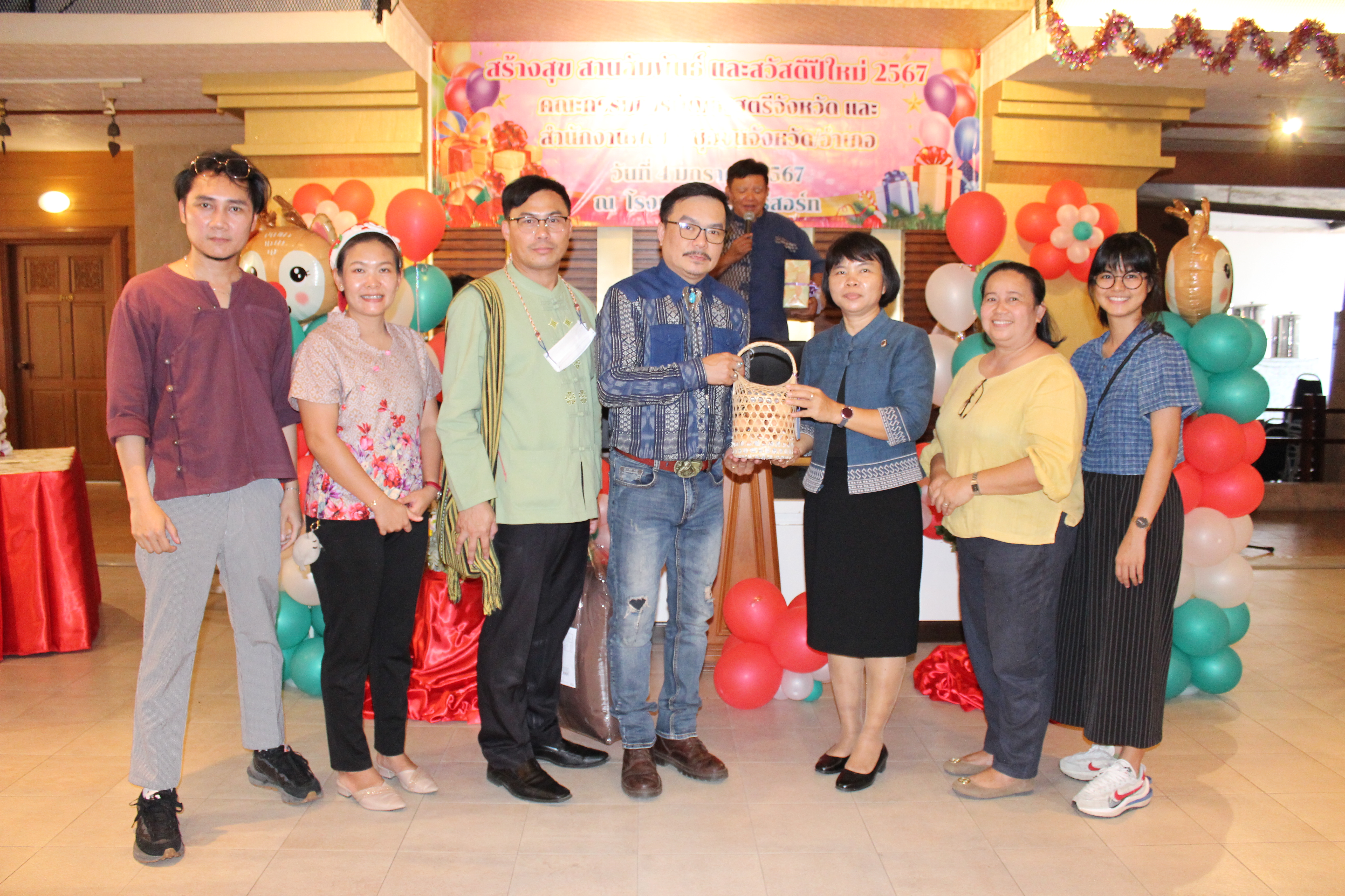 …พช.นครนายก ร่วมรับประทานอาหารและแลกเปลี่ยนของขวัญเนื่องในเทศกาลปีใหม่ 2567