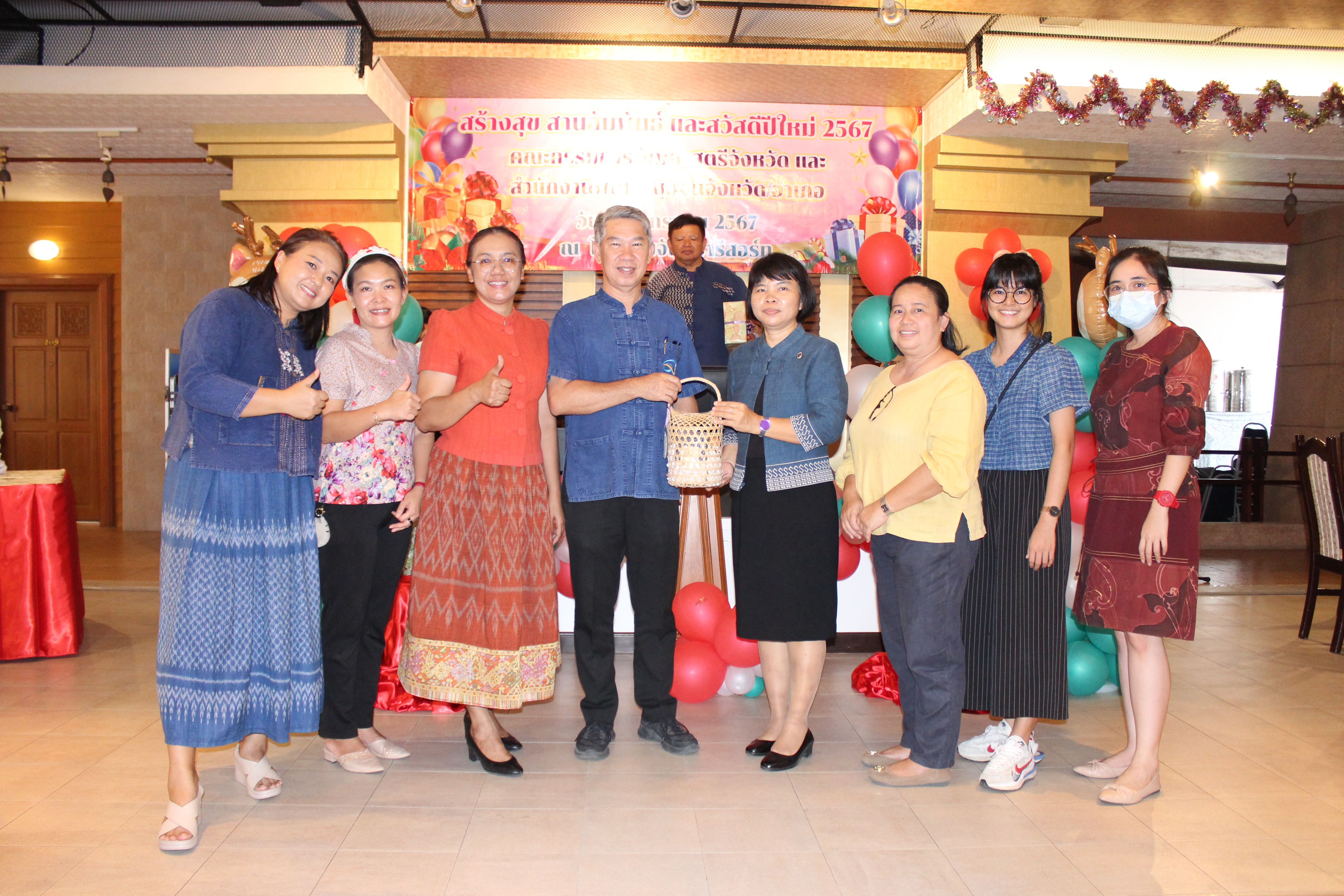 …พช.นครนายก ร่วมรับประทานอาหารและแลกเปลี่ยนของขวัญเนื่องในเทศกาลปีใหม่ 2567