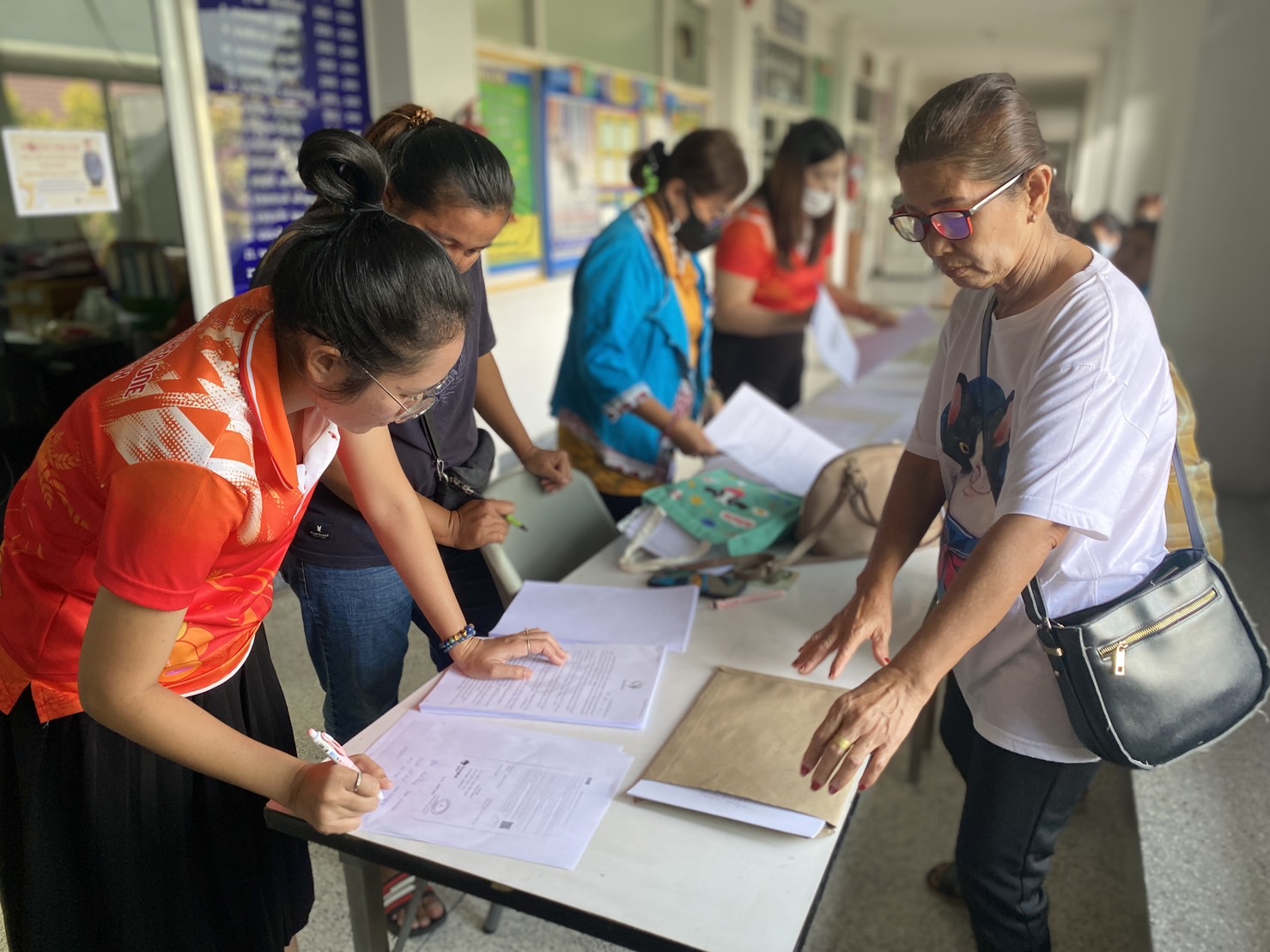 …พช.นครนายก ทำสัญญากู้ยืมเงินกองทุนพัฒนาบทบาทสตรีให้กับกลุ่มสตรีที่ได้รับอนุมัติโครงการฯ เงินทุนหมุนเวียน (เงินกู้)