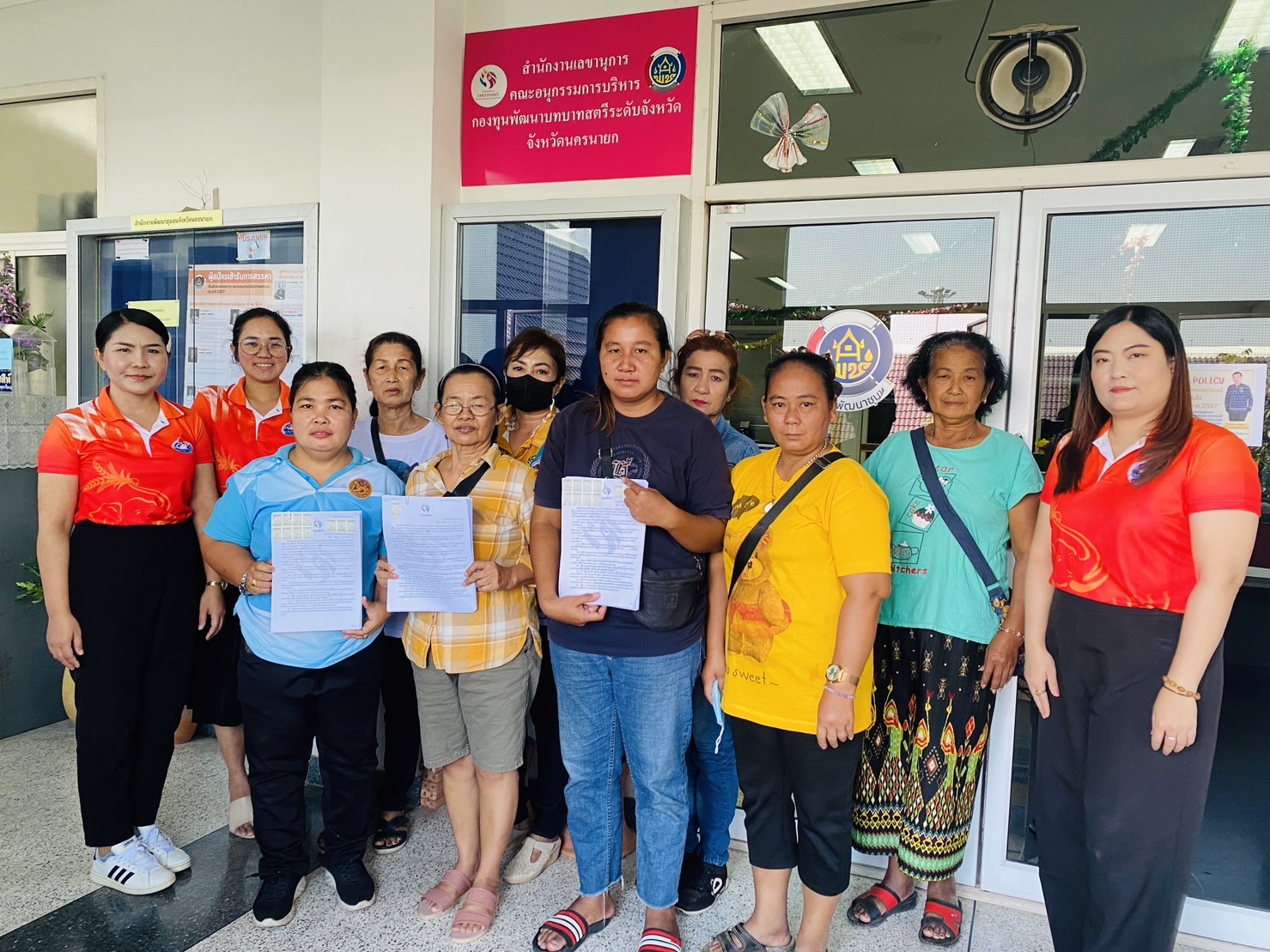 …พช.นครนายก ทำสัญญากู้ยืมเงินกองทุนพัฒนาบทบาทสตรีให้กับกลุ่มสตรีที่ได้รับอนุมัติโครงการฯ เงินทุนหมุนเวียน (เงินกู้)