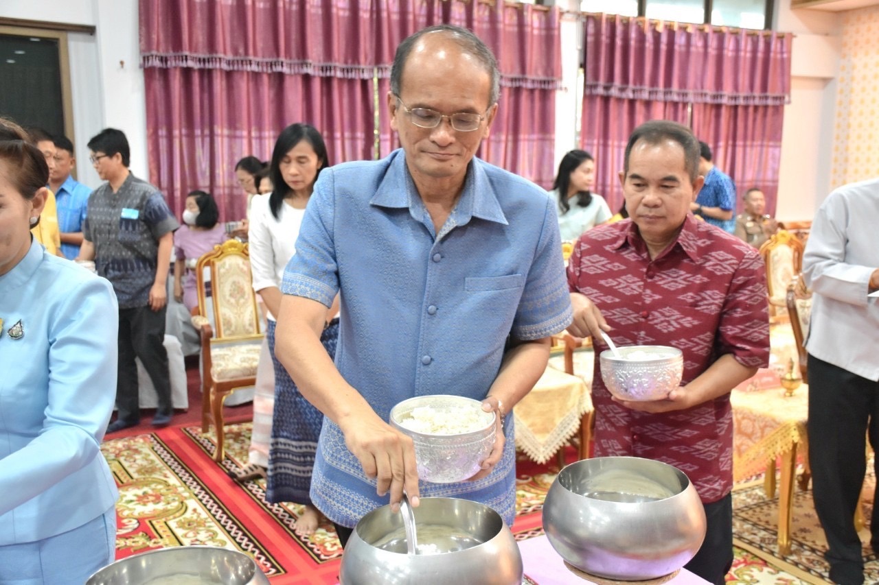 …พช.นครนายก ร่วมหิ้วปิ่นโตเข้าวัด ศรัทธาอิ่มบุญ เกื้อหนุนพระศาสนา รักษาสิ่งแวดล้อม