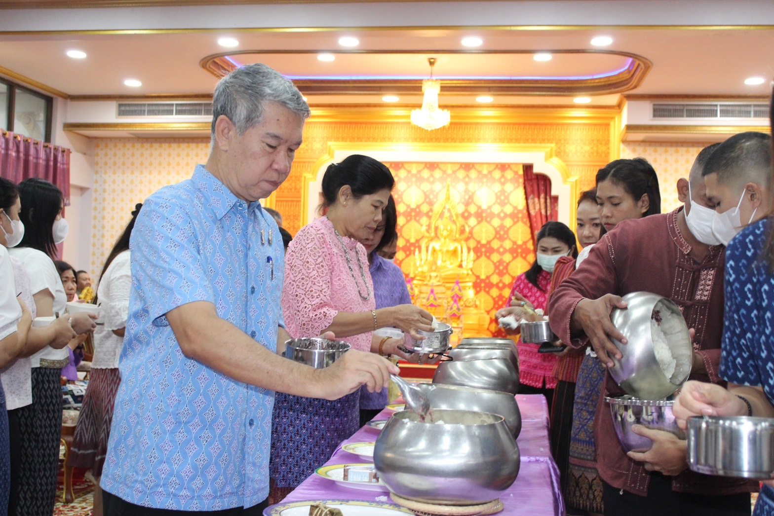 …พช.นครนายก ร่วมหิ้วปิ่นโตเข้าวัด ศรัทธาอิ่มบุญ เกื้อหนุนพระศาสนา รักษาสิ่งแวดล้อม