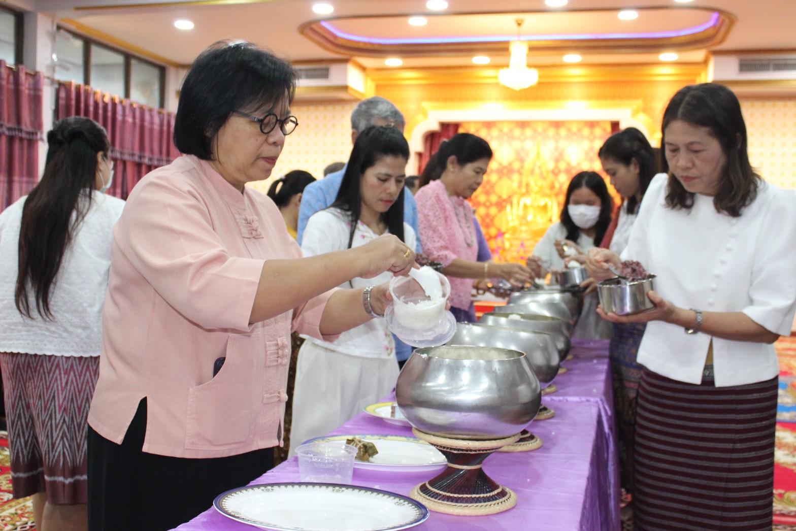 …พช.นครนายก ร่วมหิ้วปิ่นโตเข้าวัด ศรัทธาอิ่มบุญ เกื้อหนุนพระศาสนา รักษาสิ่งแวดล้อม