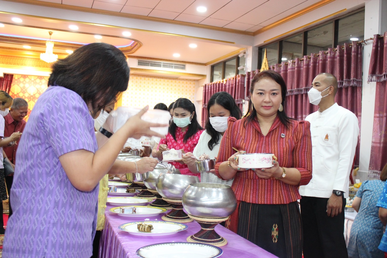 …พช.นครนายก ร่วมหิ้วปิ่นโตเข้าวัด ศรัทธาอิ่มบุญ เกื้อหนุนพระศาสนา รักษาสิ่งแวดล้อม