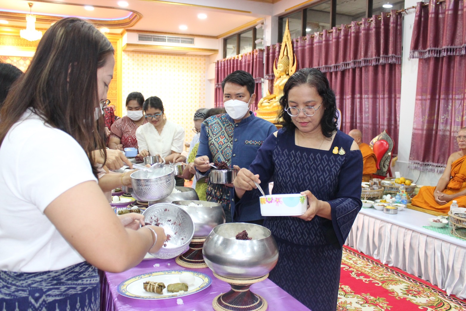 …พช.นครนายก ร่วมหิ้วปิ่นโตเข้าวัด ศรัทธาอิ่มบุญ เกื้อหนุนพระศาสนา รักษาสิ่งแวดล้อม