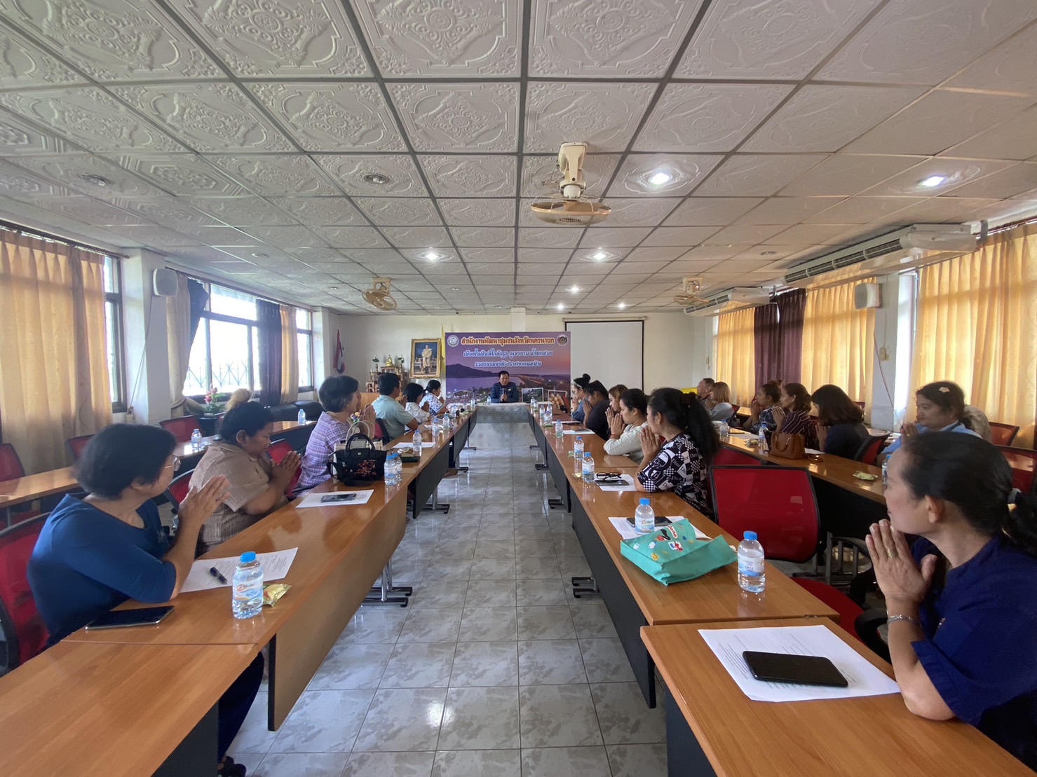 …พช.นครนายก ประชุมผู้ผลิต ผู้ประกอบการ OTOP ที่จำหน่ายผลิตภัณฑ์ OTOP บริเวณลานหน้าเขื่อนขุนด่านปราการชล