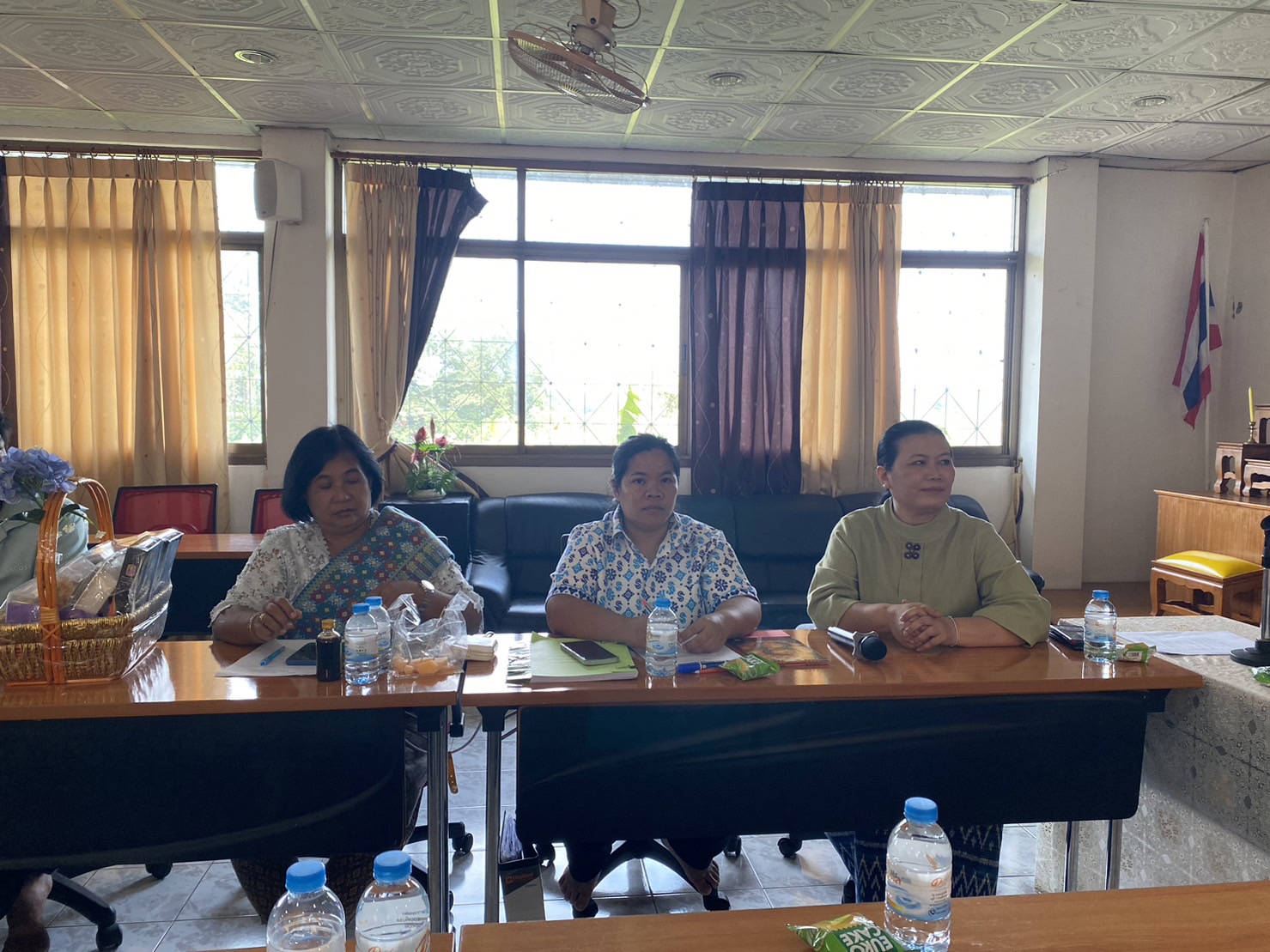 …พช.นครนายก ประชุมผู้ผลิต ผู้ประกอบการ OTOP ที่จำหน่ายผลิตภัณฑ์ OTOP บริเวณลานหน้าเขื่อนขุนด่านปราการชล