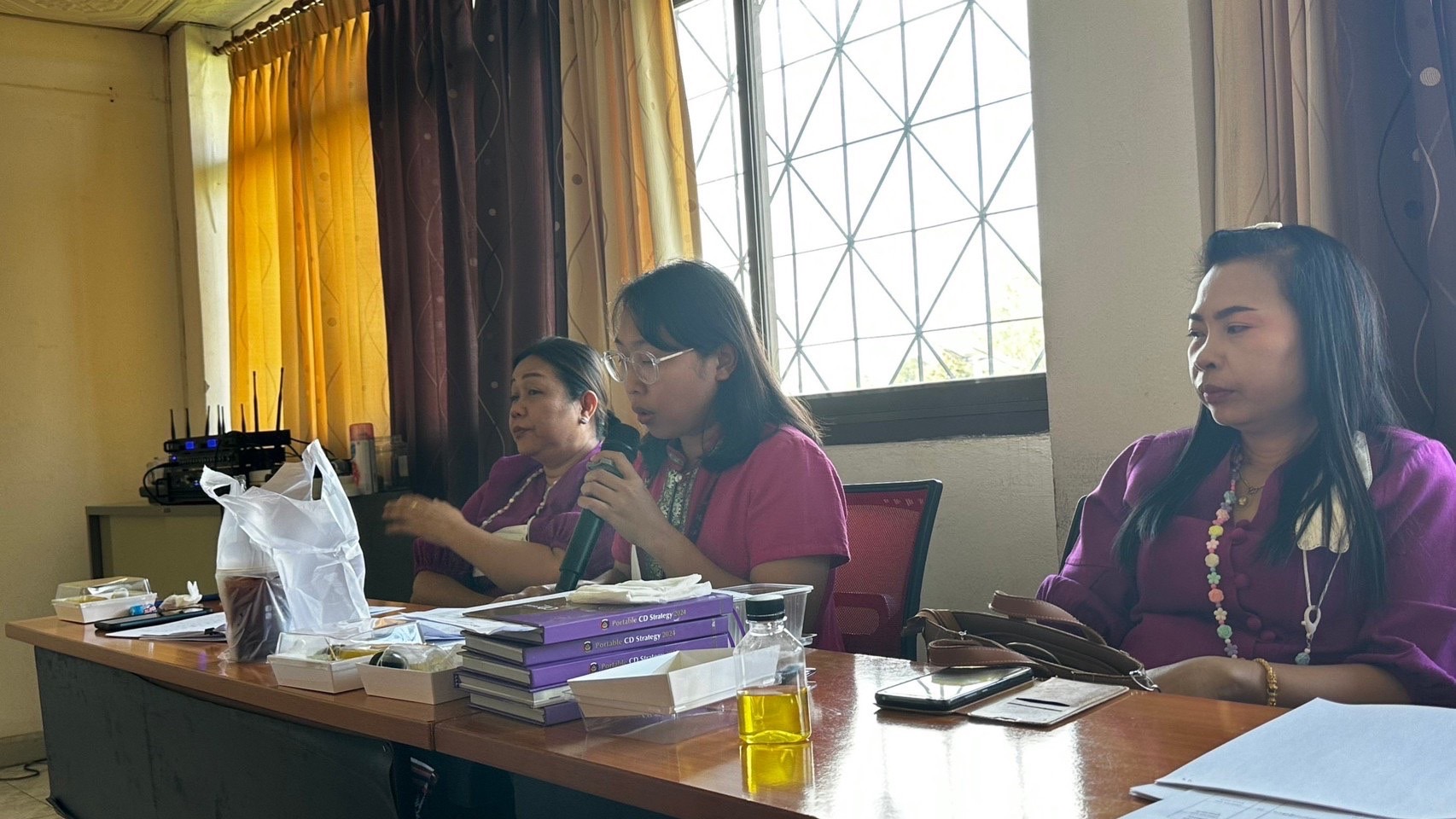 …สำนักงานพัฒนาชุมชนจังหวัดนครนายกดำเนินการประชุมชี้แจงการดำเนินงานตามมาตรการปรับปรุงประสิทธิภาพในการปฏิบัติราชการของกรมการพัฒนาชุมชน  ประจำปีงบประมาณ พ.ศ. 2567 และพิธีลงนามคำรับรองการปฏิบัติราชการระหว่างพัฒนาการจังหวัด กับผู้อำนวยการกลุ่มงาน และพัฒนาการอำเภอ