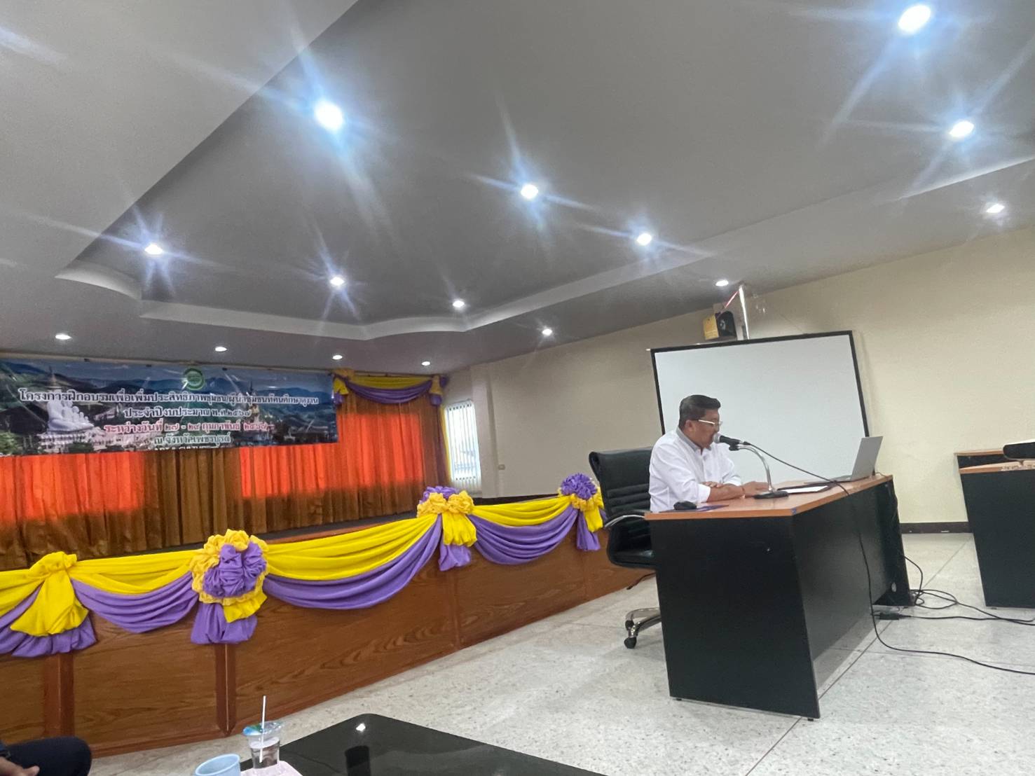 …พช.นครนายก บรรยายให้ความรู้ในหัวข้อ แนวคิดหลักปรัชญาเศรษฐกิจพอเพียง และผู้นำจิตอาสาพัฒนาชุมชน