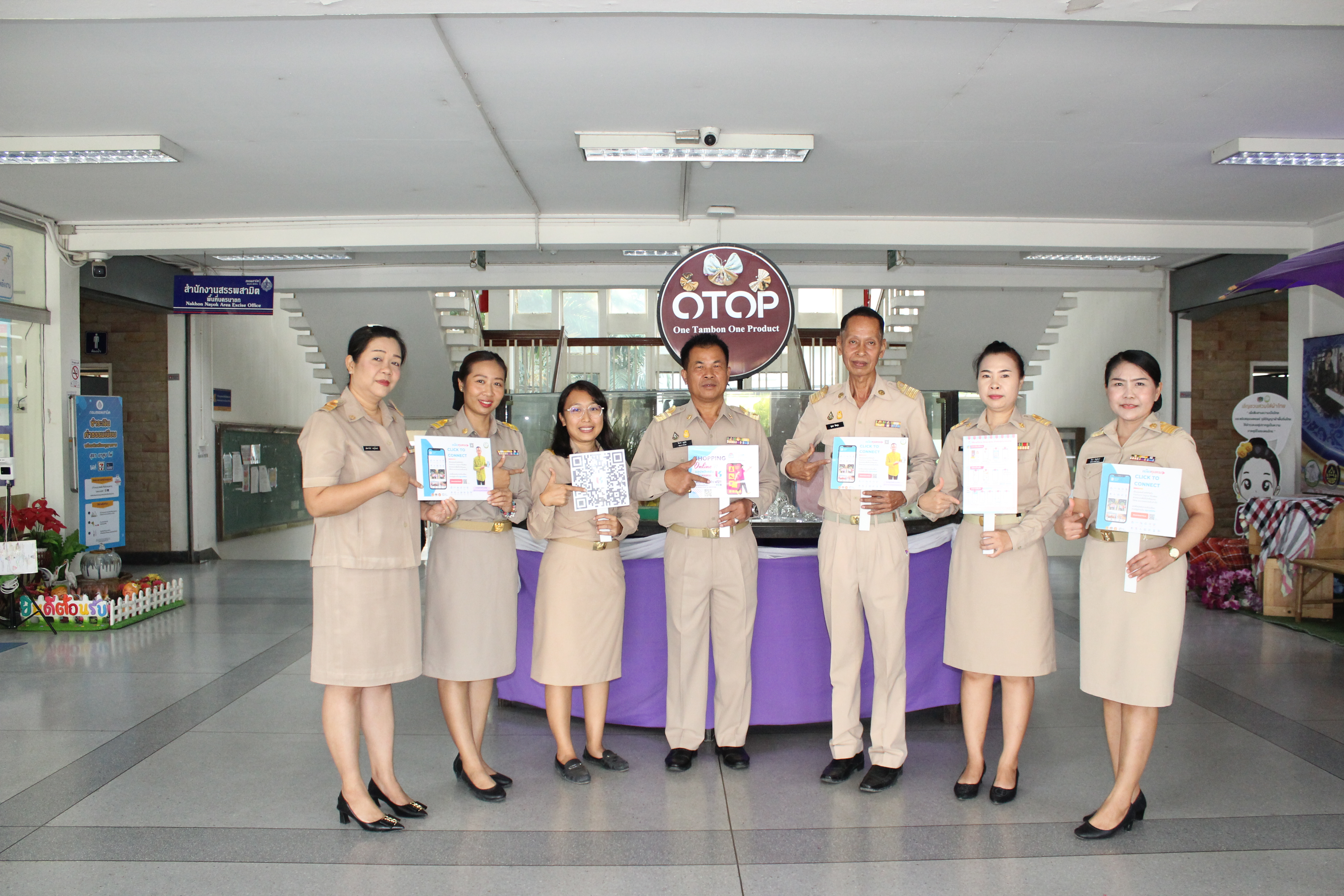 …พช.นครนายก นำทีม ผอ.กลุ่มงานฯ นักวิชาการพัฒนาชุมชนจังหวัด และเจ้าหน้าที่ ร่วมประชาสัมพันธ์ Application “Click ชุมชน” เรียน รู้ ดู เที่ยว ทั่วไทย แอพเดียวจบ ครบเรื่องชุมชน