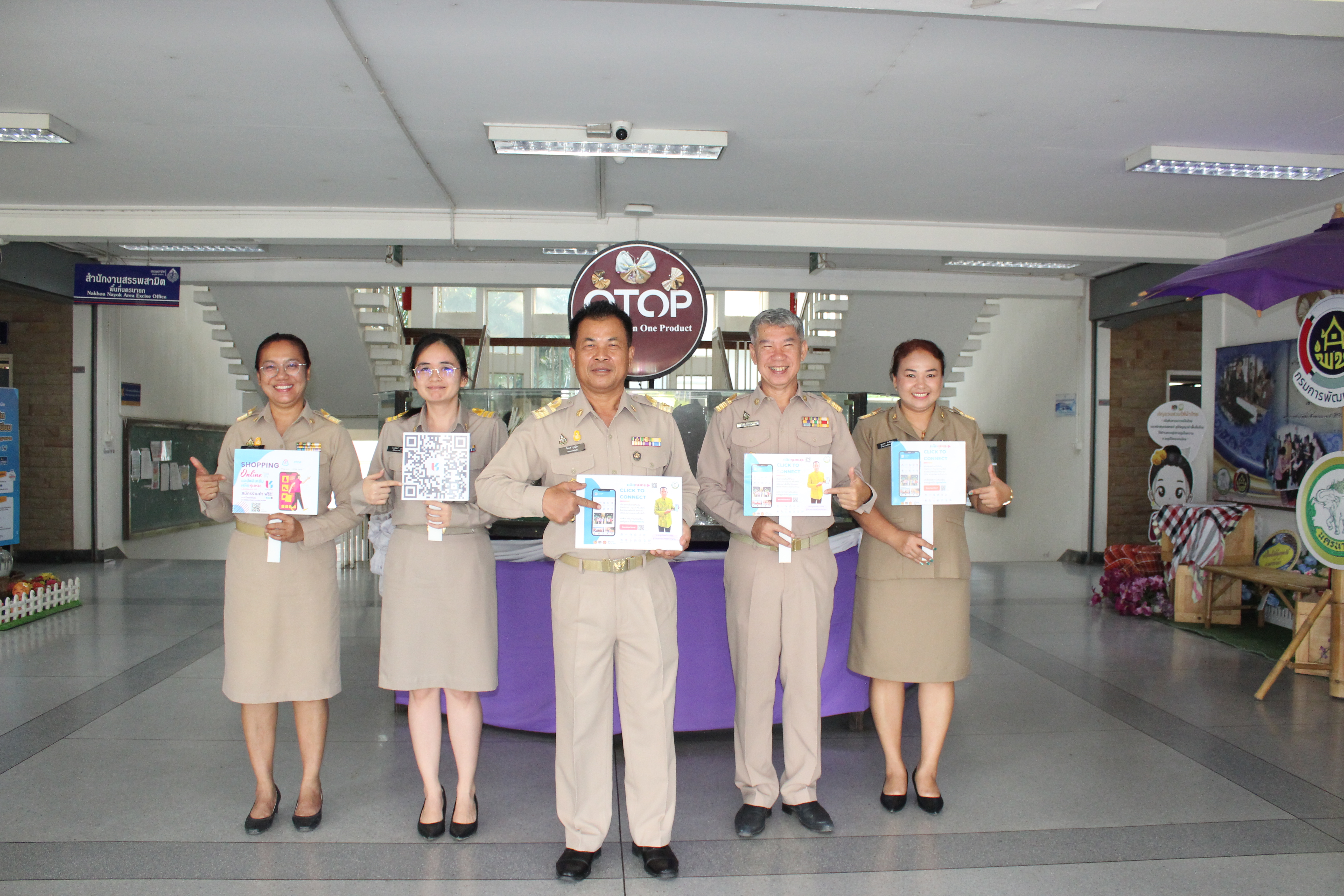 …พช.นครนายก นำทีม ผอ.กลุ่มงานฯ นักวิชาการพัฒนาชุมชนจังหวัด และเจ้าหน้าที่ ร่วมประชาสัมพันธ์ Application “Click ชุมชน” เรียน รู้ ดู เที่ยว ทั่วไทย แอพเดียวจบ ครบเรื่องชุมชน