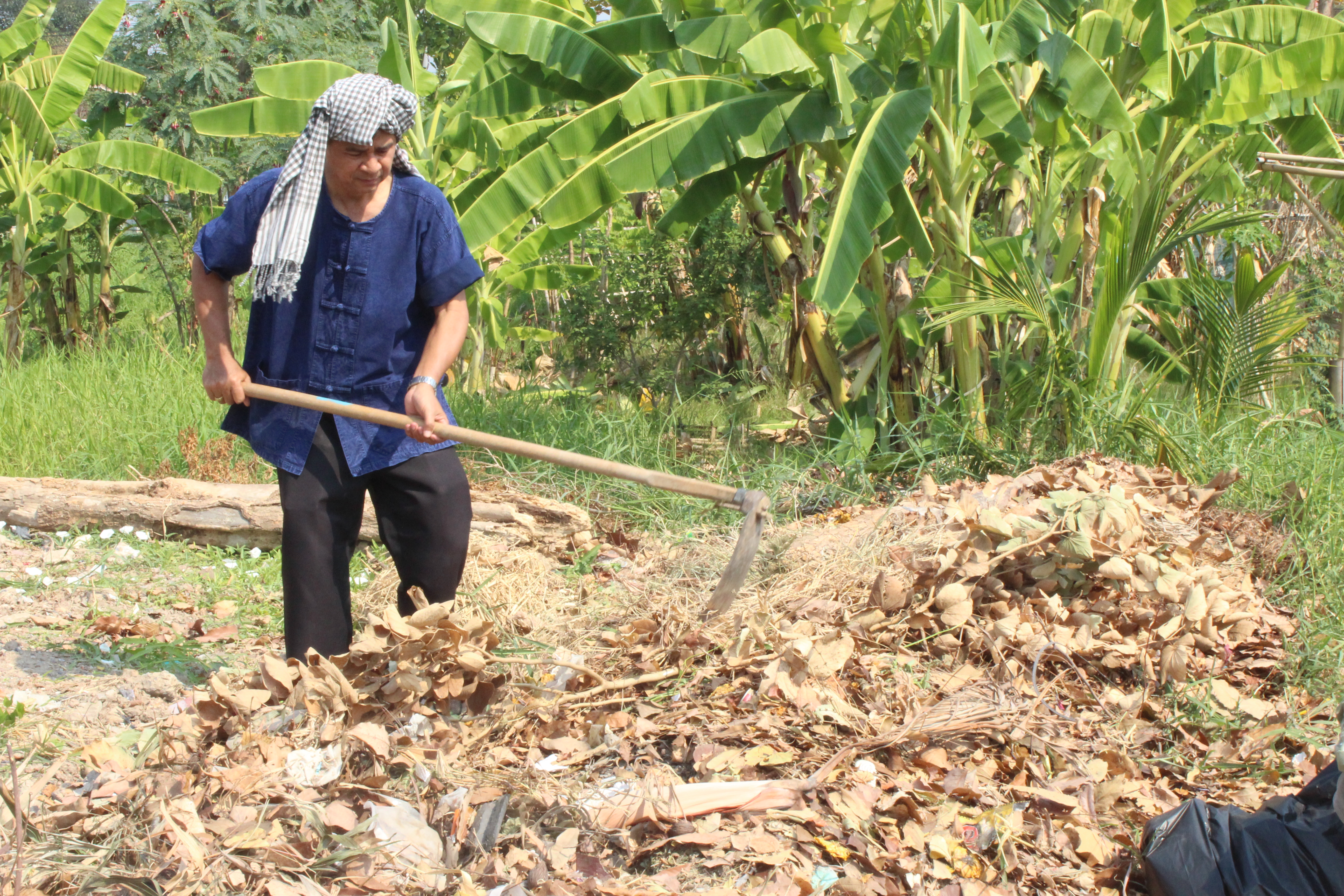 ..พช.นครนายก : ผอ.ศูนย์ศึกษาและพัฒนาชุมชนนครนายก ร่วมปรับปรุงภูมิทัศน์แปลง “จุดเรียนรู้เศรษฐกิจพอเพียง 30 ตารางวา โมเดล” และแปลง “สตรีปลูกผัก ปลูกรัก กับ พช.”
