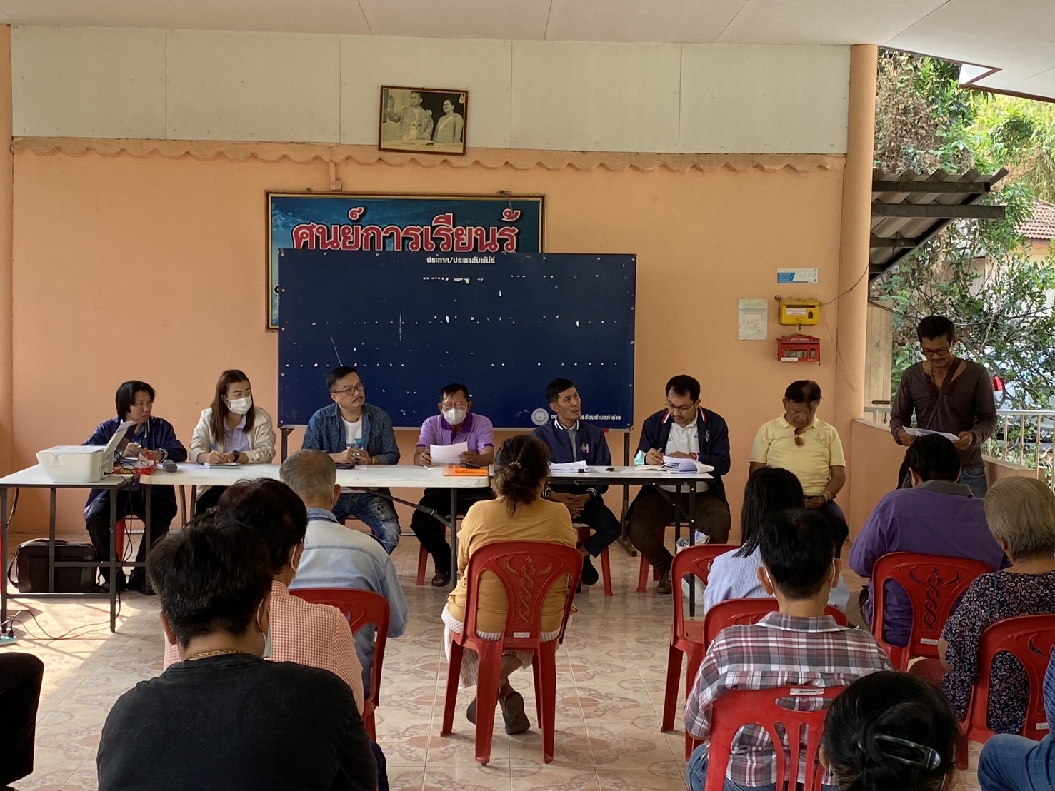 …พช.นครนายก ในฐานะเลขาอนุกรรมการติดตามและสนับสนุนการดำเนินงานกองทุนหมู่บ้านระดับจังหวัด ร่วมสังเกตการณ์ในเวทีการประชุมวิสามัญกองทุนหมู่บ้านบ้านบ่อนกลาง หมู่ 3 ตำบลท่าช้าง อำเภอเมืองนครนายก จังหวัดนครนายก