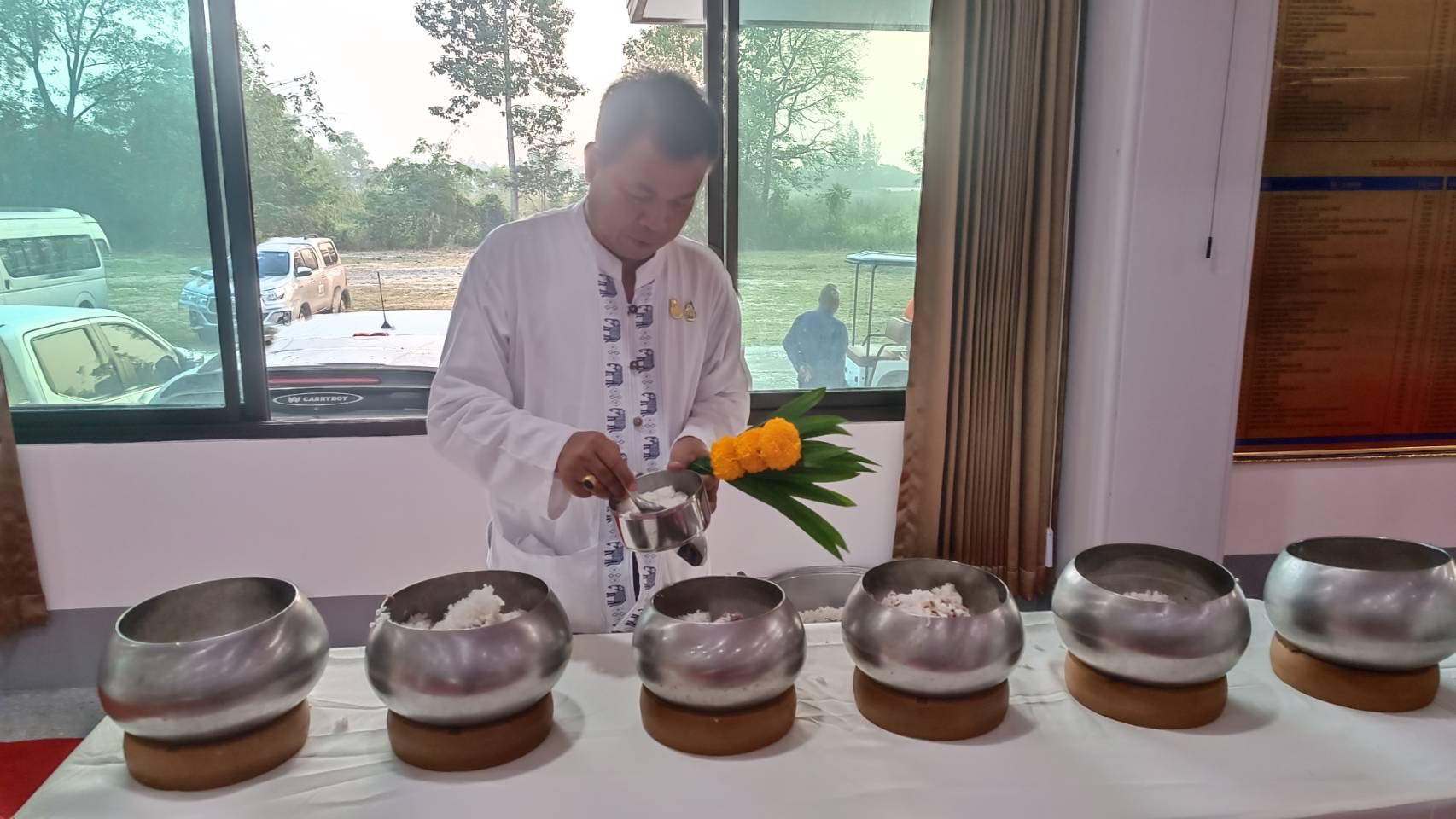 …พช.นครนายก ร่วมหิ้วปิ่นโตเข้าวัด ศรัทธาอิ่มบุญ เกื้อหนุนพระศาสนา รักษาสิ่งแวดล้อม