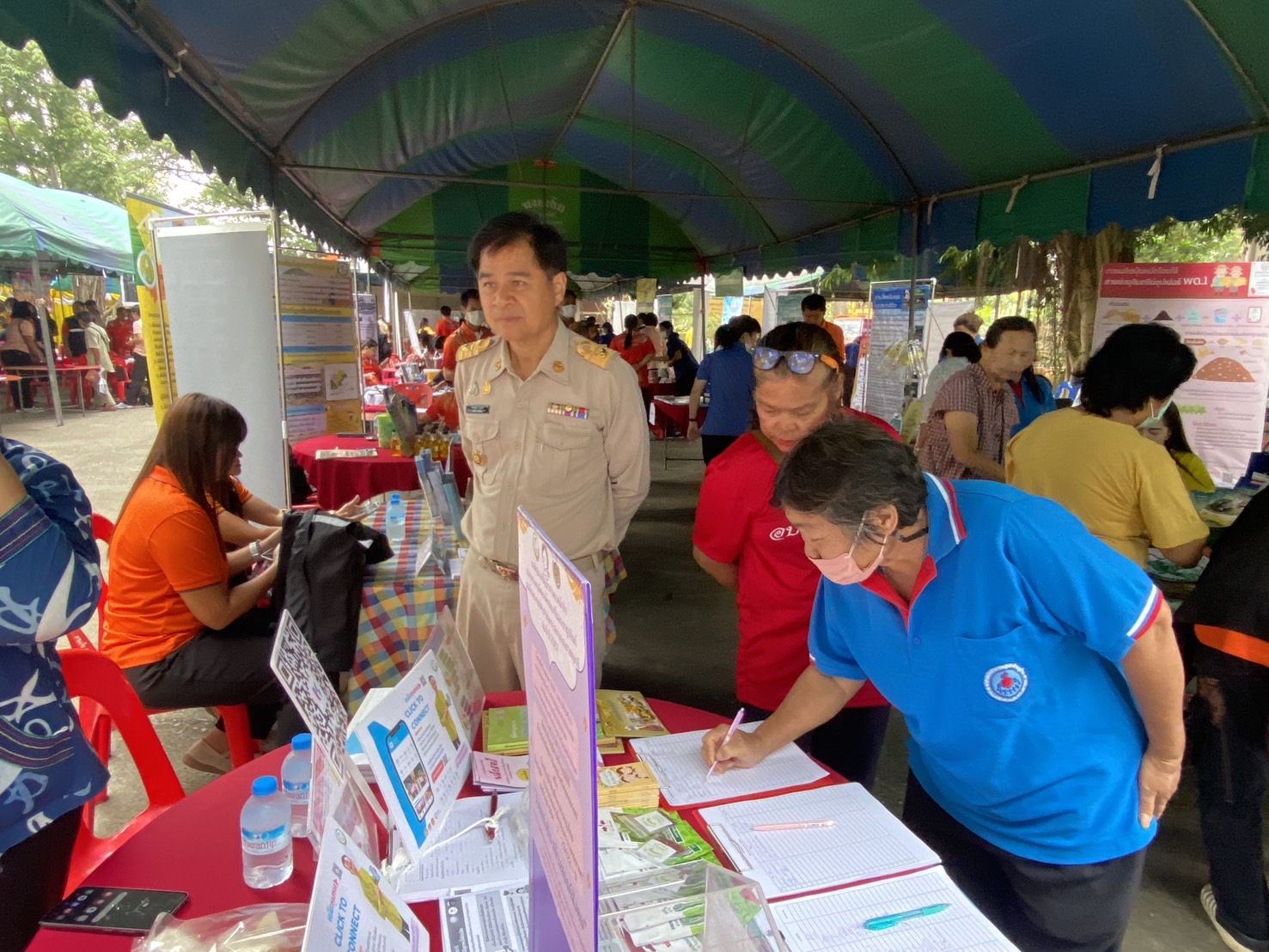 …พช.นครนายกร่วมโครงการ “หน่วยบำบัดทุกข์ บำรุงสุข สร้างรอยยิ้มและความปรองดองสมานฉันท์ให้ประชาชน จังหวัดนครนายก”