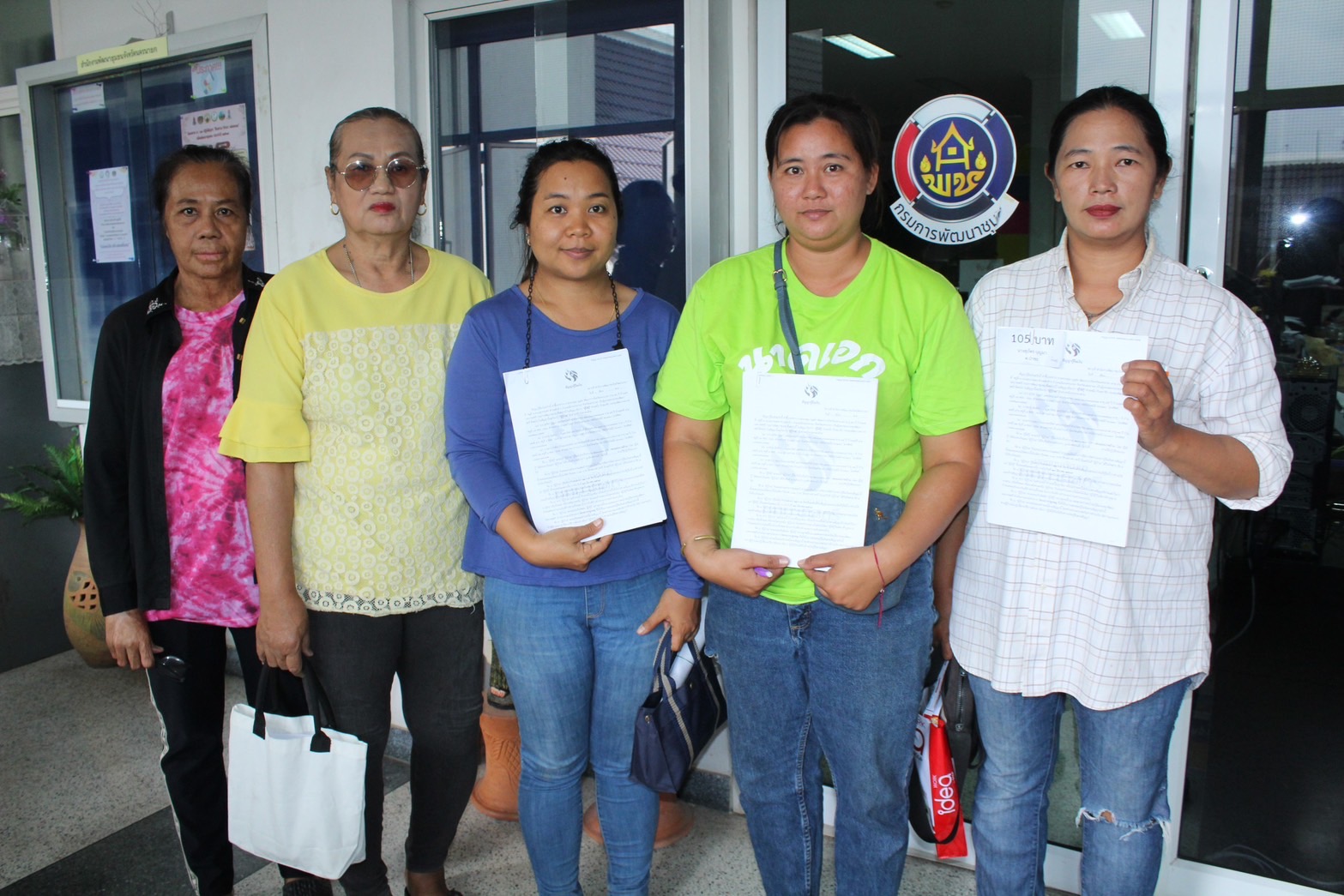 …พช.นครนายก ทำสัญญากู้ยืมเงินกองทุนพัฒนาบทบาทสตรีให้กับกลุ่มสตรีที่ได้รับอนุมัติโครงการฯ เงินอุดหนุน (ทุนให้เปล่า) และเงินทุนหมุนเวียน (เงินกู้)