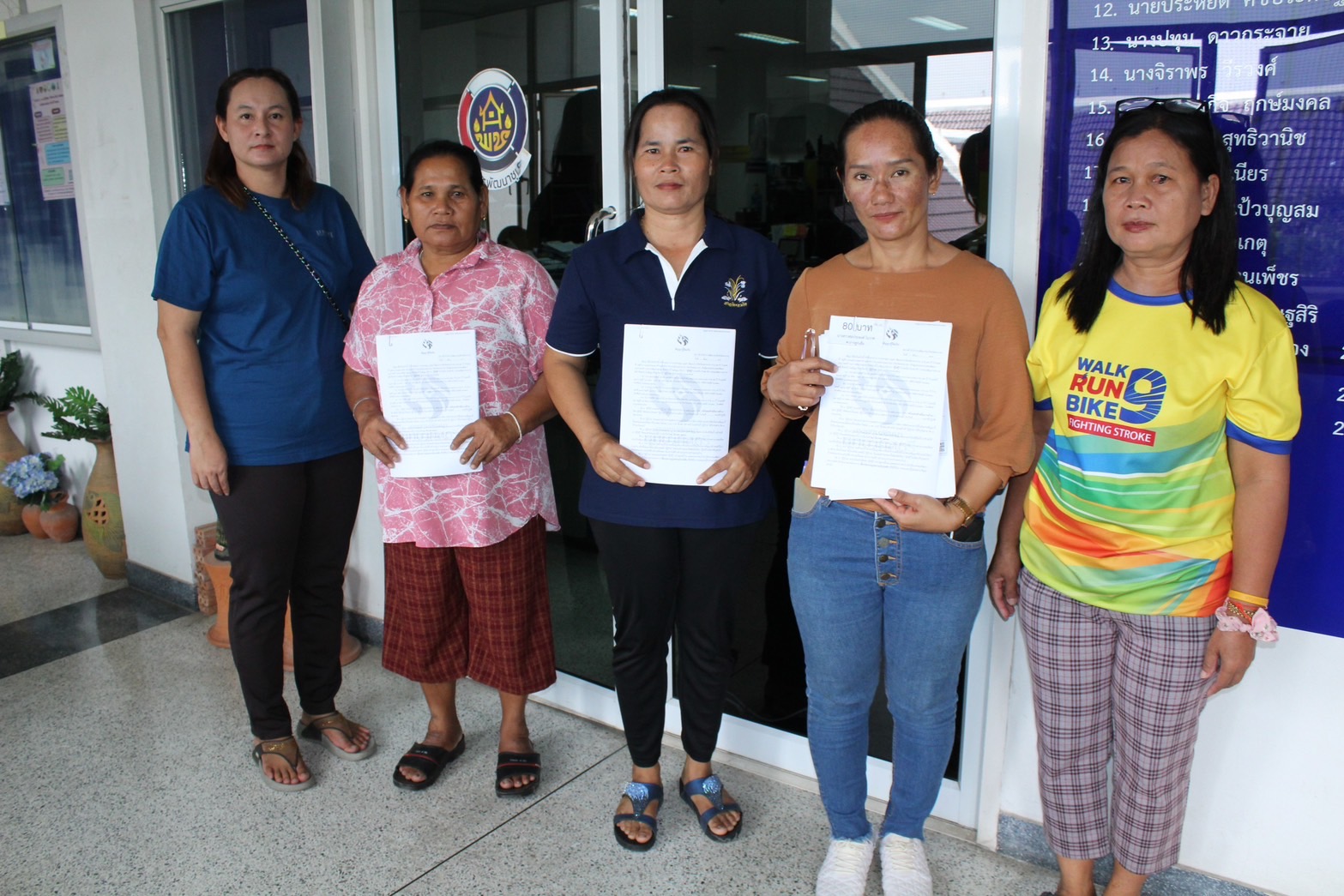 …พช.นครนายก ทำสัญญากู้ยืมเงินกองทุนพัฒนาบทบาทสตรีให้กับกลุ่มสตรีที่ได้รับอนุมัติโครงการฯ เงินอุดหนุน (ทุนให้เปล่า) และเงินทุนหมุนเวียน (เงินกู้)