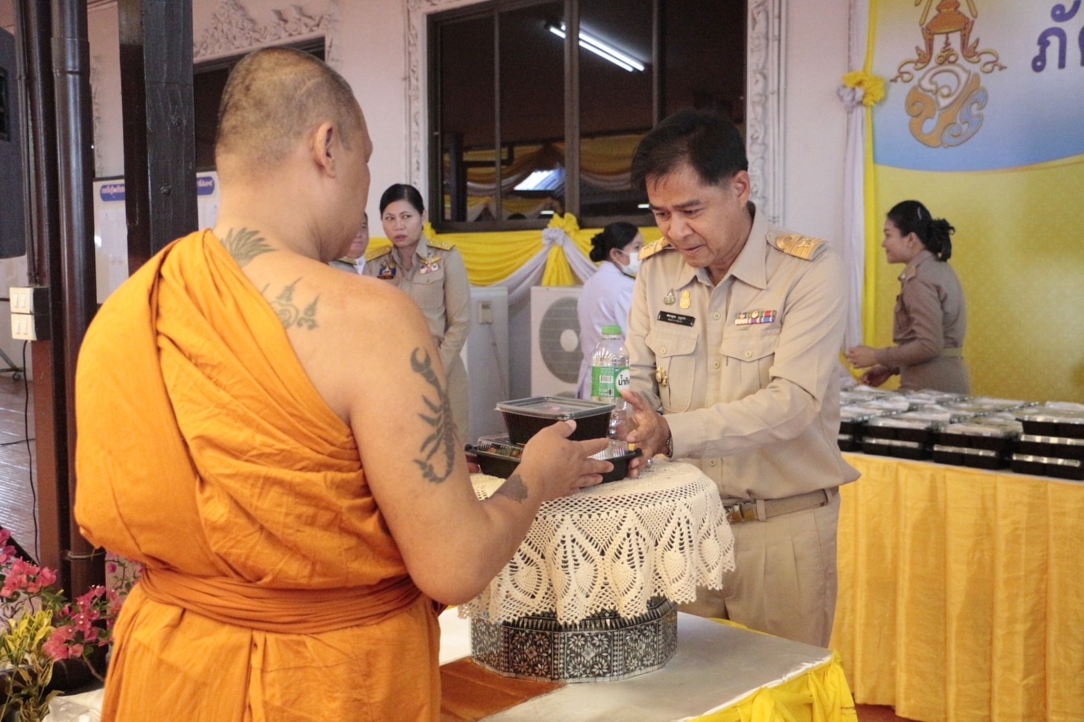 …พช.นครนายก ร่วมพิธีถวายภัตตาหารและเครื่องเขียนพระราชทานของพระบาทสมเด็จพระเจ้าอยู่หัว แด่พระภิกษุสามเณร ในการสอบบาลีสนามหลวง ครั้งที่ 1 ครั้งหลัง ปี พ.ศ. 2567