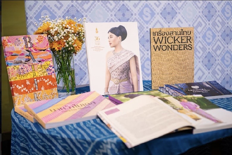 …จังหวัดนครนายก ร่วมรับแบบลายผ้าพระราชทาน “ผ้าลายสิริวชิราภรณ์” “ผ้าลายชบาปัตตานี” และเครื่องหมายรับรองสินค้าแฟชั่นและหัตถกรรมพระราชทาน “Sustainable Fashion : แฟชั่นแห่งความยั่งยืน” ให้แก่ผู้ว่าราชการจังหวัดทุกจังหวัด เพื่อมอบให้กับช่างทอผ้า ผู้ผลิต ผู้ประกอบการ นำไปถักทอผสมผสานกับลวดลายภูมิปัญญาพื้นถิ่นตามความคิดสร้างสรรค์ สืบสานและต่อยอดภูมิปัญญาและงานหัตถศิลป์พื้นถิ่นให้ดำรงอยู่คู่กับแผ่นดินไทย