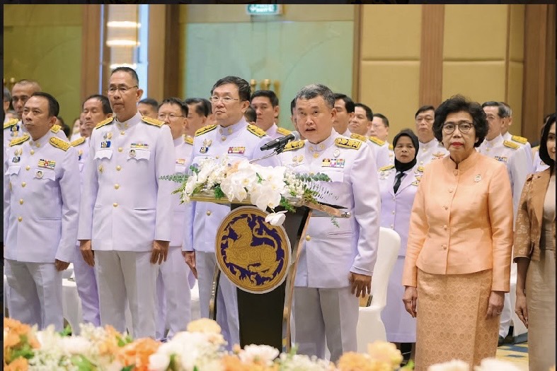 …จังหวัดนครนายก ร่วมรับแบบลายผ้าพระราชทาน “ผ้าลายสิริวชิราภรณ์” “ผ้าลายชบาปัตตานี” และเครื่องหมายรับรองสินค้าแฟชั่นและหัตถกรรมพระราชทาน “Sustainable Fashion : แฟชั่นแห่งความยั่งยืน” ให้แก่ผู้ว่าราชการจังหวัดทุกจังหวัด เพื่อมอบให้กับช่างทอผ้า ผู้ผลิต ผู้ประกอบการ นำไปถักทอผสมผสานกับลวดลายภูมิปัญญาพื้นถิ่นตามความคิดสร้างสรรค์ สืบสานและต่อยอดภูมิปัญญาและงานหัตถศิลป์พื้นถิ่นให้ดำรงอยู่คู่กับแผ่นดินไทย