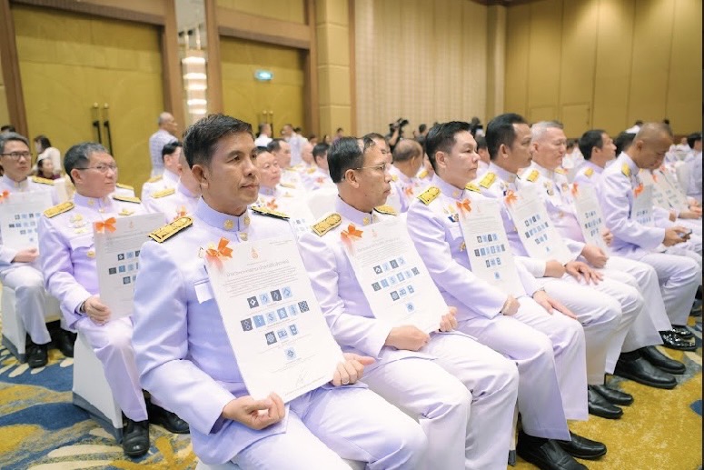 …จังหวัดนครนายก ร่วมรับแบบลายผ้าพระราชทาน “ผ้าลายสิริวชิราภรณ์” “ผ้าลายชบาปัตตานี” และเครื่องหมายรับรองสินค้าแฟชั่นและหัตถกรรมพระราชทาน “Sustainable Fashion : แฟชั่นแห่งความยั่งยืน” ให้แก่ผู้ว่าราชการจังหวัดทุกจังหวัด เพื่อมอบให้กับช่างทอผ้า ผู้ผลิต ผู้ประกอบการ นำไปถักทอผสมผสานกับลวดลายภูมิปัญญาพื้นถิ่นตามความคิดสร้างสรรค์ สืบสานและต่อยอดภูมิปัญญาและงานหัตถศิลป์พื้นถิ่นให้ดำรงอยู่คู่กับแผ่นดินไทย