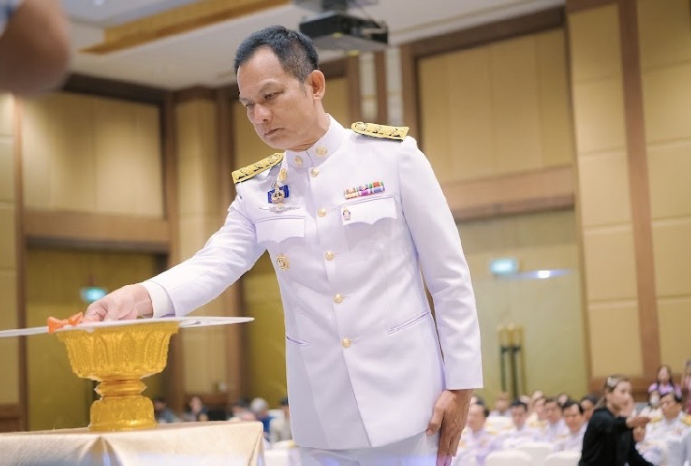 …จังหวัดนครนายก ร่วมรับแบบลายผ้าพระราชทาน “ผ้าลายสิริวชิราภรณ์” “ผ้าลายชบาปัตตานี” และเครื่องหมายรับรองสินค้าแฟชั่นและหัตถกรรมพระราชทาน “Sustainable Fashion : แฟชั่นแห่งความยั่งยืน” ให้แก่ผู้ว่าราชการจังหวัดทุกจังหวัด เพื่อมอบให้กับช่างทอผ้า ผู้ผลิต ผู้ประกอบการ นำไปถักทอผสมผสานกับลวดลายภูมิปัญญาพื้นถิ่นตามความคิดสร้างสรรค์ สืบสานและต่อยอดภูมิปัญญาและงานหัตถศิลป์พื้นถิ่นให้ดำรงอยู่คู่กับแผ่นดินไทย