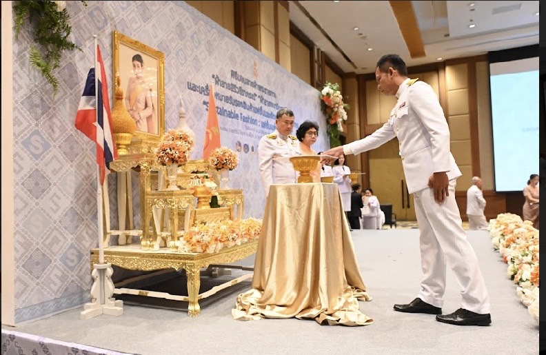 …จังหวัดนครนายก ร่วมรับแบบลายผ้าพระราชทาน “ผ้าลายสิริวชิราภรณ์” “ผ้าลายชบาปัตตานี” และเครื่องหมายรับรองสินค้าแฟชั่นและหัตถกรรมพระราชทาน “Sustainable Fashion : แฟชั่นแห่งความยั่งยืน” ให้แก่ผู้ว่าราชการจังหวัดทุกจังหวัด เพื่อมอบให้กับช่างทอผ้า ผู้ผลิต ผู้ประกอบการ นำไปถักทอผสมผสานกับลวดลายภูมิปัญญาพื้นถิ่นตามความคิดสร้างสรรค์ สืบสานและต่อยอดภูมิปัญญาและงานหัตถศิลป์พื้นถิ่นให้ดำรงอยู่คู่กับแผ่นดินไทย
