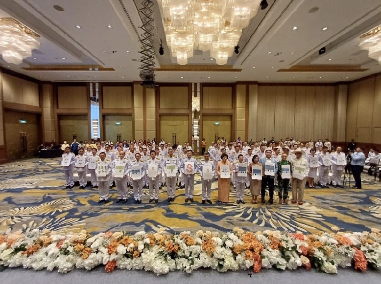 …จังหวัดนครนายก ร่วมรับแบบลายผ้าพระราชทาน “ผ้าลายสิริวชิราภรณ์” “ผ้าลายชบาปัตตานี” และเครื่องหมายรับรองสินค้าแฟชั่นและหัตถกรรมพระราชทาน “Sustainable Fashion : แฟชั่นแห่งความยั่งยืน” ให้แก่ผู้ว่าราชการจังหวัดทุกจังหวัด เพื่อมอบให้กับช่างทอผ้า ผู้ผลิต ผู้ประกอบการ นำไปถักทอผสมผสานกับลวดลายภูมิปัญญาพื้นถิ่นตามความคิดสร้างสรรค์ สืบสานและต่อยอดภูมิปัญญาและงานหัตถศิลป์พื้นถิ่นให้ดำรงอยู่คู่กับแผ่นดินไทย