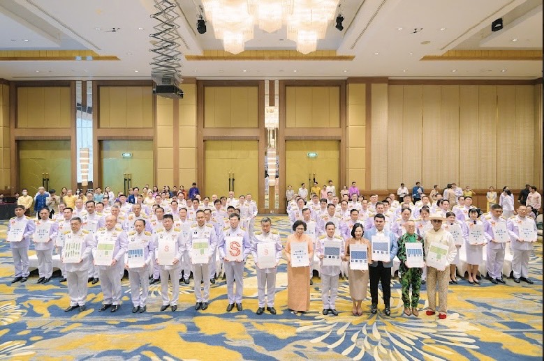 …จังหวัดนครนายก ร่วมรับแบบลายผ้าพระราชทาน “ผ้าลายสิริวชิราภรณ์” “ผ้าลายชบาปัตตานี” และเครื่องหมายรับรองสินค้าแฟชั่นและหัตถกรรมพระราชทาน “Sustainable Fashion : แฟชั่นแห่งความยั่งยืน” ให้แก่ผู้ว่าราชการจังหวัดทุกจังหวัด เพื่อมอบให้กับช่างทอผ้า ผู้ผลิต ผู้ประกอบการ นำไปถักทอผสมผสานกับลวดลายภูมิปัญญาพื้นถิ่นตามความคิดสร้างสรรค์ สืบสานและต่อยอดภูมิปัญญาและงานหัตถศิลป์พื้นถิ่นให้ดำรงอยู่คู่กับแผ่นดินไทย