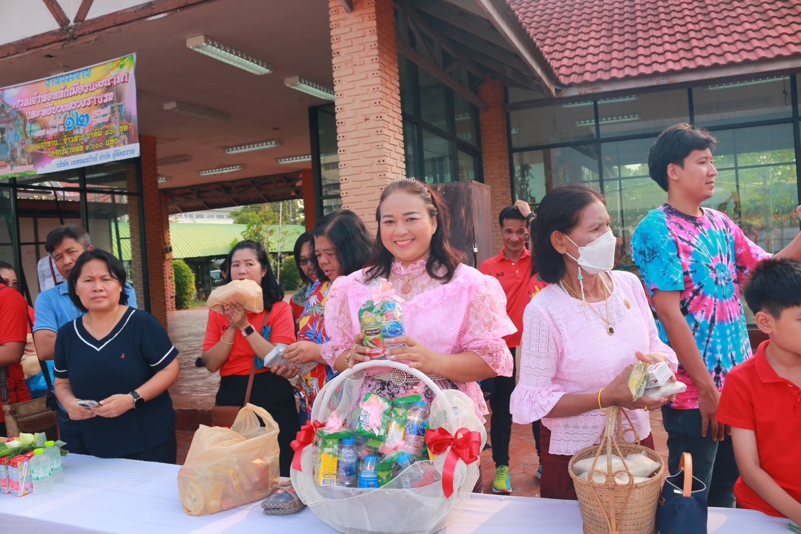 …พช นครนายก ร่วมพิธีเจริญพระพุทธมนต์ ทำบุญตักบาตร สืบสานประเพณีสงกรานต์ จังหวัดนครนายก ประจำปี 2567