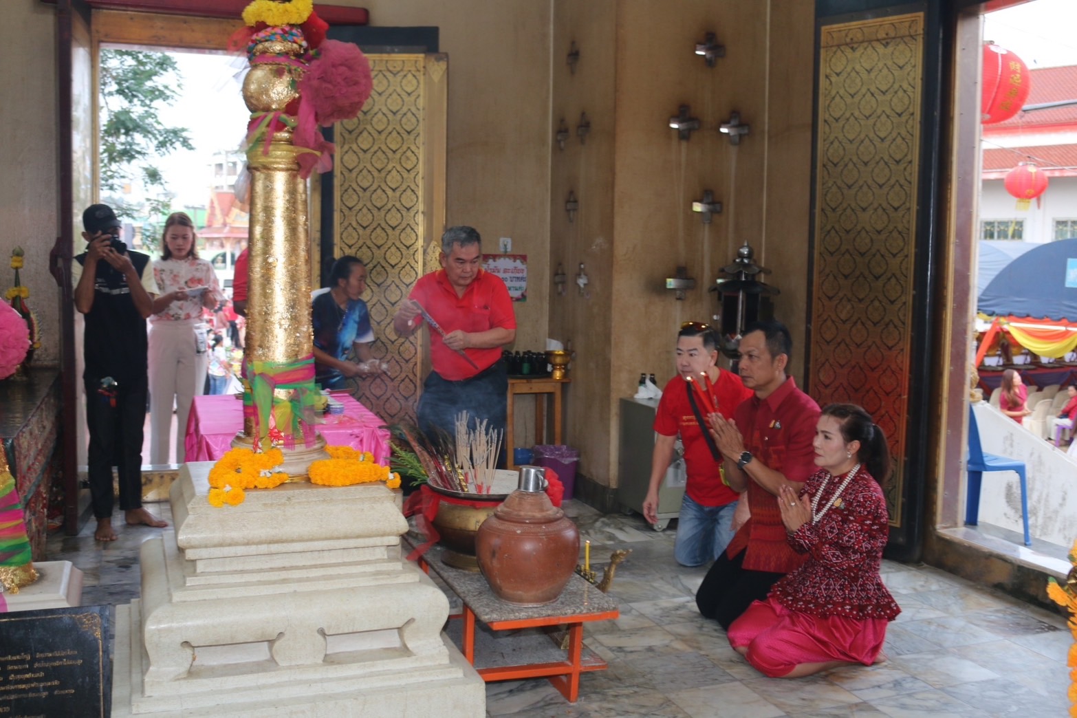 …พช นครนายก ร่วมพิธีเจริญพระพุทธมนต์ ทำบุญตักบาตร สืบสานประเพณีสงกรานต์ จังหวัดนครนายก ประจำปี 2567